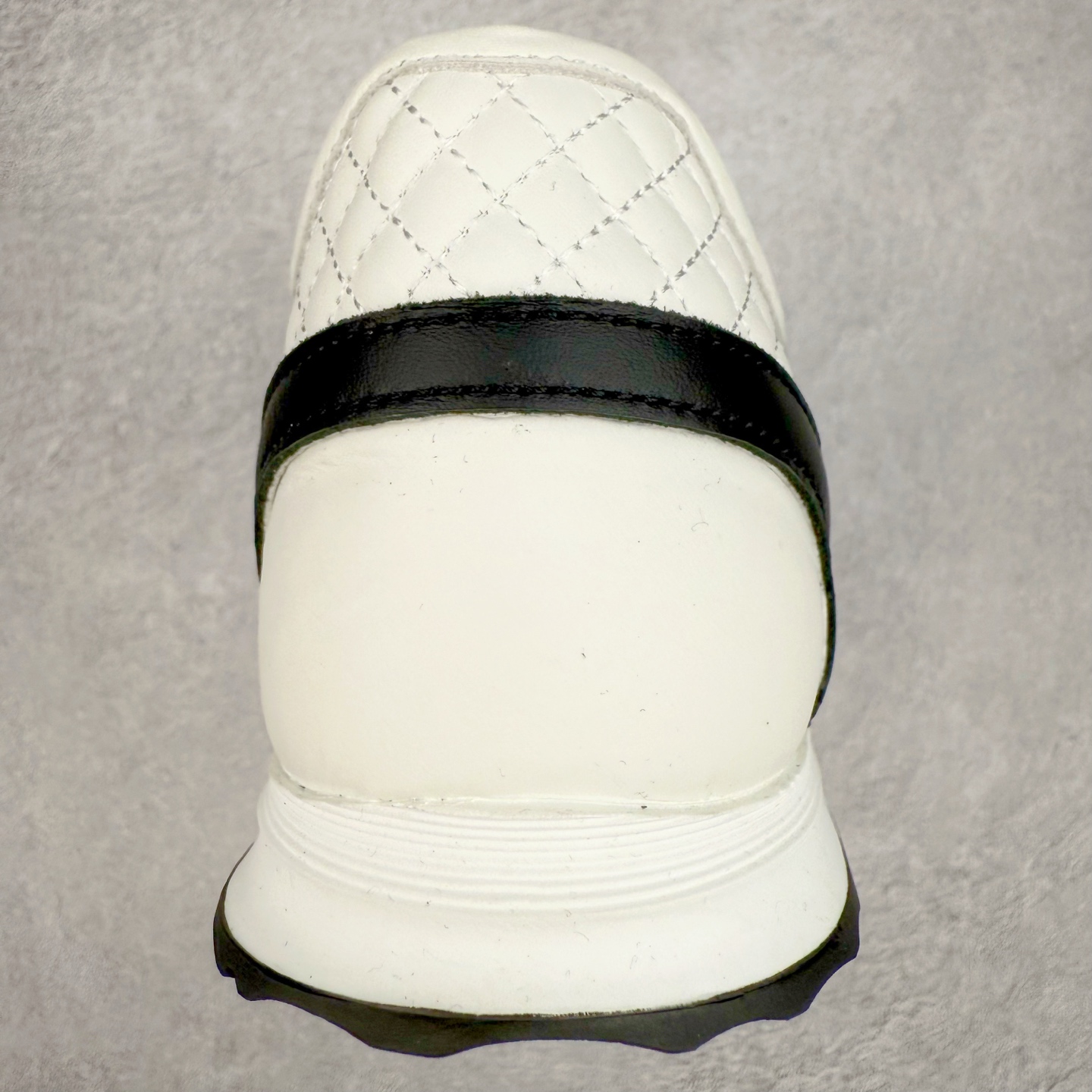 图片[8]-＃GD 广顶 CHANEL香奈儿新款熊猫板鞋熊猫鞋 热度高的离谱，奢牌搭配德训鞋型 让人很难拒绝，又舒适又贵气 圆头设计，鞋身线条流畅，充满复古感 侧身双 C logo 彰显品牌身份与调性 采用全新的德训鞋型，超级柔软轻便，鞋头偏尖，秀气显脚长 鞋面为原渠道定制小牛皮配牛巴戈 内里为埃塞俄比亚进口小羊皮 鞋面为定制的小牛皮，鞋头部分则采用了牛巴戈，也就是磨面牛皮，是将头层皮表面皮层打磨之后，而达到绒面触摸感，皮身厚实而柔软、表面色泽、绒毛、皮纹自然而成 侧边logo，依循zp工艺打造，先做玻璃冲刀，在做空压工艺 logo边缘细节与车线工艺均与zp一致 尺码：35/44-选品中心