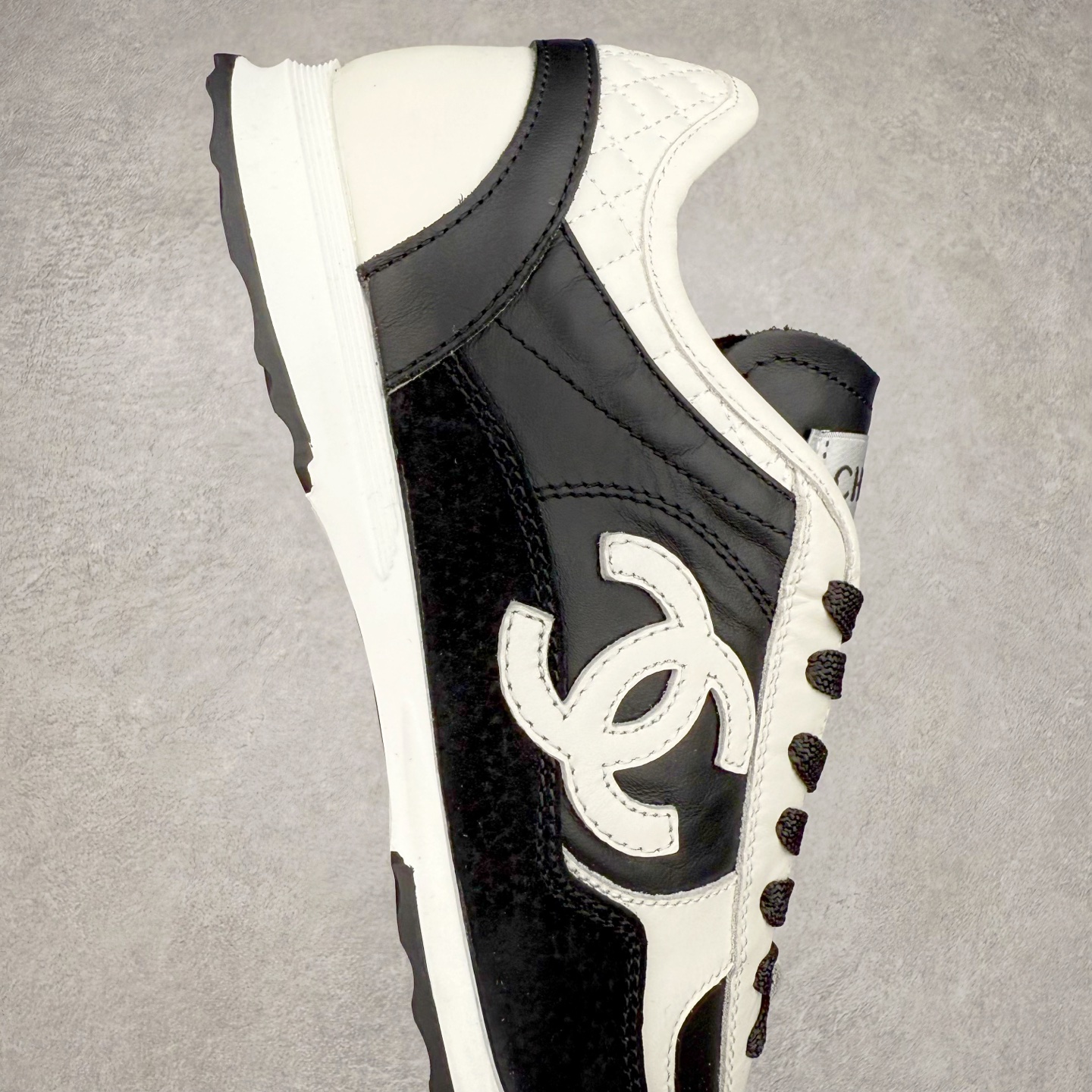 图片[6]-＃GD 广顶 CHANEL香奈儿新款熊猫板鞋熊猫鞋 热度高的离谱，奢牌搭配德训鞋型 让人很难拒绝，又舒适又贵气 圆头设计，鞋身线条流畅，充满复古感 侧身双 C logo 彰显品牌身份与调性 采用全新的德训鞋型，超级柔软轻便，鞋头偏尖，秀气显脚长 鞋面为原渠道定制小牛皮配牛巴戈 内里为埃塞俄比亚进口小羊皮 鞋面为定制的小牛皮，鞋头部分则采用了牛巴戈，也就是磨面牛皮，是将头层皮表面皮层打磨之后，而达到绒面触摸感，皮身厚实而柔软、表面色泽、绒毛、皮纹自然而成 侧边logo，依循zp工艺打造，先做玻璃冲刀，在做空压工艺 logo边缘细节与车线工艺均与zp一致 尺码：35/44-选品中心