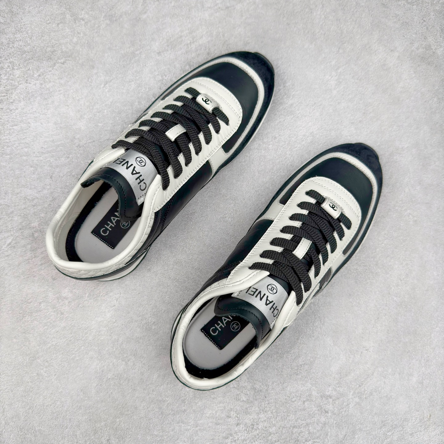 图片[3]-＃GD 广顶 CHANEL香奈儿新款熊猫板鞋熊猫鞋 热度高的离谱，奢牌搭配德训鞋型 让人很难拒绝，又舒适又贵气 圆头设计，鞋身线条流畅，充满复古感 侧身双 C logo 彰显品牌身份与调性 采用全新的德训鞋型，超级柔软轻便，鞋头偏尖，秀气显脚长 鞋面为原渠道定制小牛皮配牛巴戈 内里为埃塞俄比亚进口小羊皮 鞋面为定制的小牛皮，鞋头部分则采用了牛巴戈，也就是磨面牛皮，是将头层皮表面皮层打磨之后，而达到绒面触摸感，皮身厚实而柔软、表面色泽、绒毛、皮纹自然而成 侧边logo，依循zp工艺打造，先做玻璃冲刀，在做空压工艺 logo边缘细节与车线工艺均与zp一致 尺码：35/44-选品中心