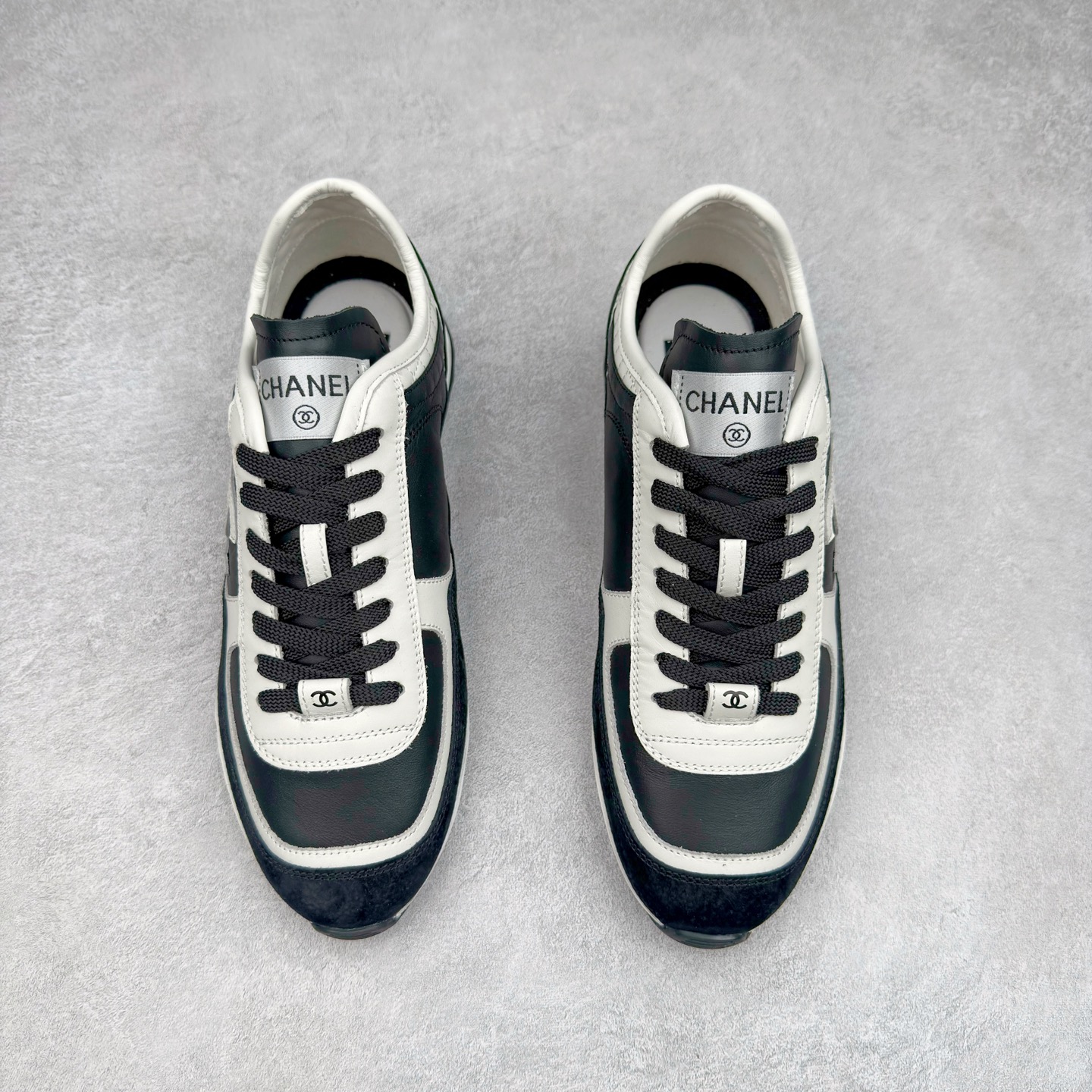 图片[2]-＃GD 广顶 CHANEL香奈儿新款熊猫板鞋熊猫鞋 热度高的离谱，奢牌搭配德训鞋型 让人很难拒绝，又舒适又贵气 圆头设计，鞋身线条流畅，充满复古感 侧身双 C logo 彰显品牌身份与调性 采用全新的德训鞋型，超级柔软轻便，鞋头偏尖，秀气显脚长 鞋面为原渠道定制小牛皮配牛巴戈 内里为埃塞俄比亚进口小羊皮 鞋面为定制的小牛皮，鞋头部分则采用了牛巴戈，也就是磨面牛皮，是将头层皮表面皮层打磨之后，而达到绒面触摸感，皮身厚实而柔软、表面色泽、绒毛、皮纹自然而成 侧边logo，依循zp工艺打造，先做玻璃冲刀，在做空压工艺 logo边缘细节与车线工艺均与zp一致 尺码：35/44-选品中心