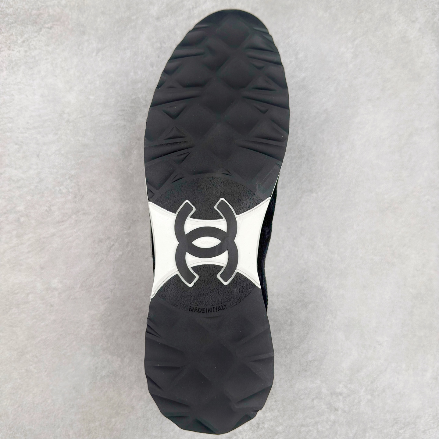 图片[9]-＃GD 广顶 CHANEL香奈儿新款熊猫板鞋熊猫鞋 热度高的离谱，奢牌搭配德训鞋型 让人很难拒绝，又舒适又贵气 圆头设计，鞋身线条流畅，充满复古感 侧身双 C logo 彰显品牌身份与调性 采用全新的德训鞋型，超级柔软轻便，鞋头偏尖，秀气显脚长 鞋面为原渠道定制小牛皮配牛巴戈 内里为埃塞俄比亚进口小羊皮 鞋面为定制的小牛皮，鞋头部分则采用了牛巴戈，也就是磨面牛皮，是将头层皮表面皮层打磨之后，而达到绒面触摸感，皮身厚实而柔软、表面色泽、绒毛、皮纹自然而成 侧边logo，依循zp工艺打造，先做玻璃冲刀，在做空压工艺 logo边缘细节与车线工艺均与zp一致 尺码：35/44-选品中心