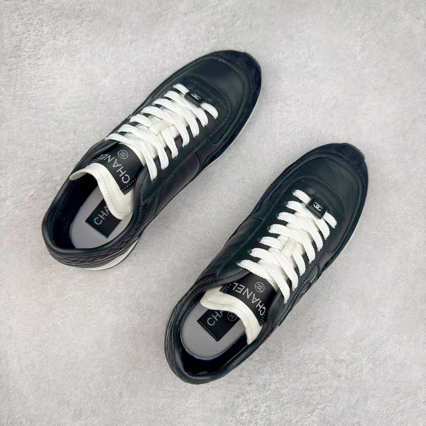 图片[3]-＃GD 广顶 CHANEL香奈儿新款熊猫板鞋熊猫鞋 热度高的离谱，奢牌搭配德训鞋型 让人很难拒绝，又舒适又贵气 圆头设计，鞋身线条流畅，充满复古感 侧身双 C logo 彰显品牌身份与调性 采用全新的德训鞋型，超级柔软轻便，鞋头偏尖，秀气显脚长 鞋面为原渠道定制小牛皮配牛巴戈 内里为埃塞俄比亚进口小羊皮 鞋面为定制的小牛皮，鞋头部分则采用了牛巴戈，也就是磨面牛皮，是将头层皮表面皮层打磨之后，而达到绒面触摸感，皮身厚实而柔软、表面色泽、绒毛、皮纹自然而成 侧边logo，依循zp工艺打造，先做玻璃冲刀，在做空压工艺 logo边缘细节与车线工艺均与zp一致 尺码：35/44-选品中心