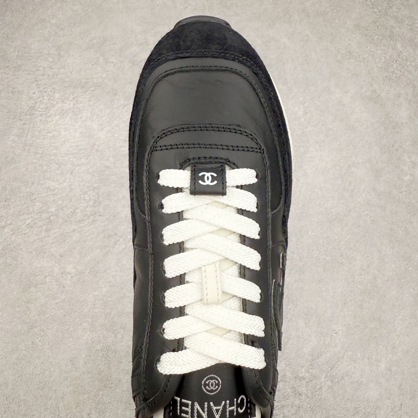 图片[4]-＃GD 广顶 CHANEL香奈儿新款熊猫板鞋熊猫鞋 热度高的离谱，奢牌搭配德训鞋型 让人很难拒绝，又舒适又贵气 圆头设计，鞋身线条流畅，充满复古感 侧身双 C logo 彰显品牌身份与调性 采用全新的德训鞋型，超级柔软轻便，鞋头偏尖，秀气显脚长 鞋面为原渠道定制小牛皮配牛巴戈 内里为埃塞俄比亚进口小羊皮 鞋面为定制的小牛皮，鞋头部分则采用了牛巴戈，也就是磨面牛皮，是将头层皮表面皮层打磨之后，而达到绒面触摸感，皮身厚实而柔软、表面色泽、绒毛、皮纹自然而成 侧边logo，依循zp工艺打造，先做玻璃冲刀，在做空压工艺 logo边缘细节与车线工艺均与zp一致 尺码：35/44-选品中心