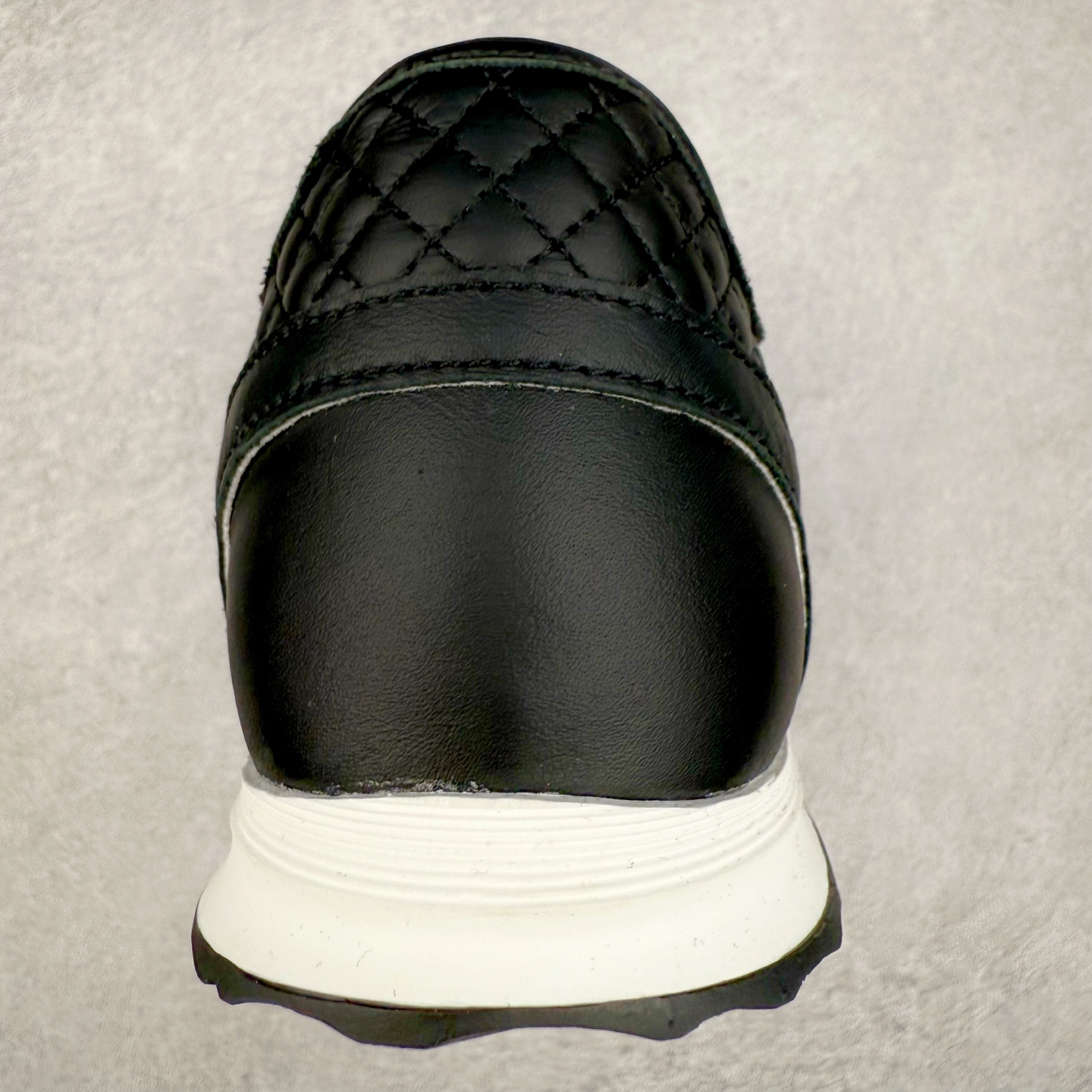 图片[8]-＃GD 广顶 CHANEL香奈儿新款熊猫板鞋熊猫鞋 热度高的离谱，奢牌搭配德训鞋型 让人很难拒绝，又舒适又贵气 圆头设计，鞋身线条流畅，充满复古感 侧身双 C logo 彰显品牌身份与调性 采用全新的德训鞋型，超级柔软轻便，鞋头偏尖，秀气显脚长 鞋面为原渠道定制小牛皮配牛巴戈 内里为埃塞俄比亚进口小羊皮 鞋面为定制的小牛皮，鞋头部分则采用了牛巴戈，也就是磨面牛皮，是将头层皮表面皮层打磨之后，而达到绒面触摸感，皮身厚实而柔软、表面色泽、绒毛、皮纹自然而成 侧边logo，依循zp工艺打造，先做玻璃冲刀，在做空压工艺 logo边缘细节与车线工艺均与zp一致 尺码：35/44-选品中心