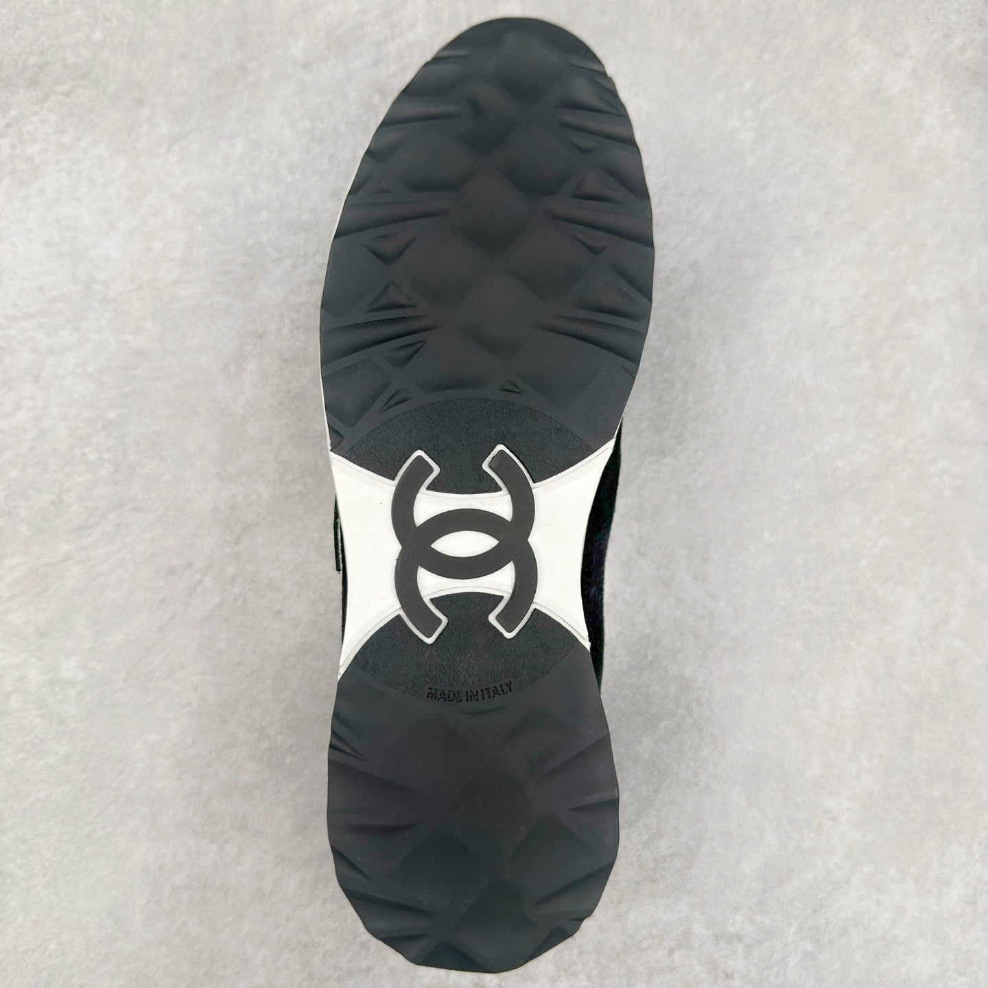 图片[9]-＃GD 广顶 CHANEL香奈儿新款熊猫板鞋熊猫鞋 热度高的离谱，奢牌搭配德训鞋型 让人很难拒绝，又舒适又贵气 圆头设计，鞋身线条流畅，充满复古感 侧身双 C logo 彰显品牌身份与调性 采用全新的德训鞋型，超级柔软轻便，鞋头偏尖，秀气显脚长 鞋面为原渠道定制小牛皮配牛巴戈 内里为埃塞俄比亚进口小羊皮 鞋面为定制的小牛皮，鞋头部分则采用了牛巴戈，也就是磨面牛皮，是将头层皮表面皮层打磨之后，而达到绒面触摸感，皮身厚实而柔软、表面色泽、绒毛、皮纹自然而成 侧边logo，依循zp工艺打造，先做玻璃冲刀，在做空压工艺 logo边缘细节与车线工艺均与zp一致 尺码：35/44-选品中心