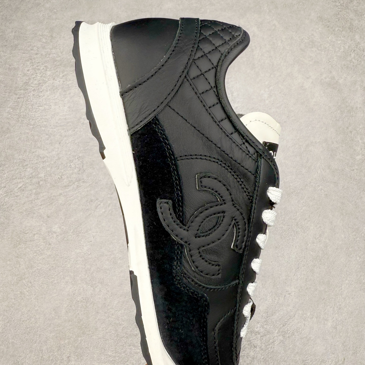 图片[6]-＃GD 广顶 CHANEL香奈儿新款熊猫板鞋熊猫鞋 热度高的离谱，奢牌搭配德训鞋型 让人很难拒绝，又舒适又贵气 圆头设计，鞋身线条流畅，充满复古感 侧身双 C logo 彰显品牌身份与调性 采用全新的德训鞋型，超级柔软轻便，鞋头偏尖，秀气显脚长 鞋面为原渠道定制小牛皮配牛巴戈 内里为埃塞俄比亚进口小羊皮 鞋面为定制的小牛皮，鞋头部分则采用了牛巴戈，也就是磨面牛皮，是将头层皮表面皮层打磨之后，而达到绒面触摸感，皮身厚实而柔软、表面色泽、绒毛、皮纹自然而成 侧边logo，依循zp工艺打造，先做玻璃冲刀，在做空压工艺 logo边缘细节与车线工艺均与zp一致 尺码：35/44-选品中心