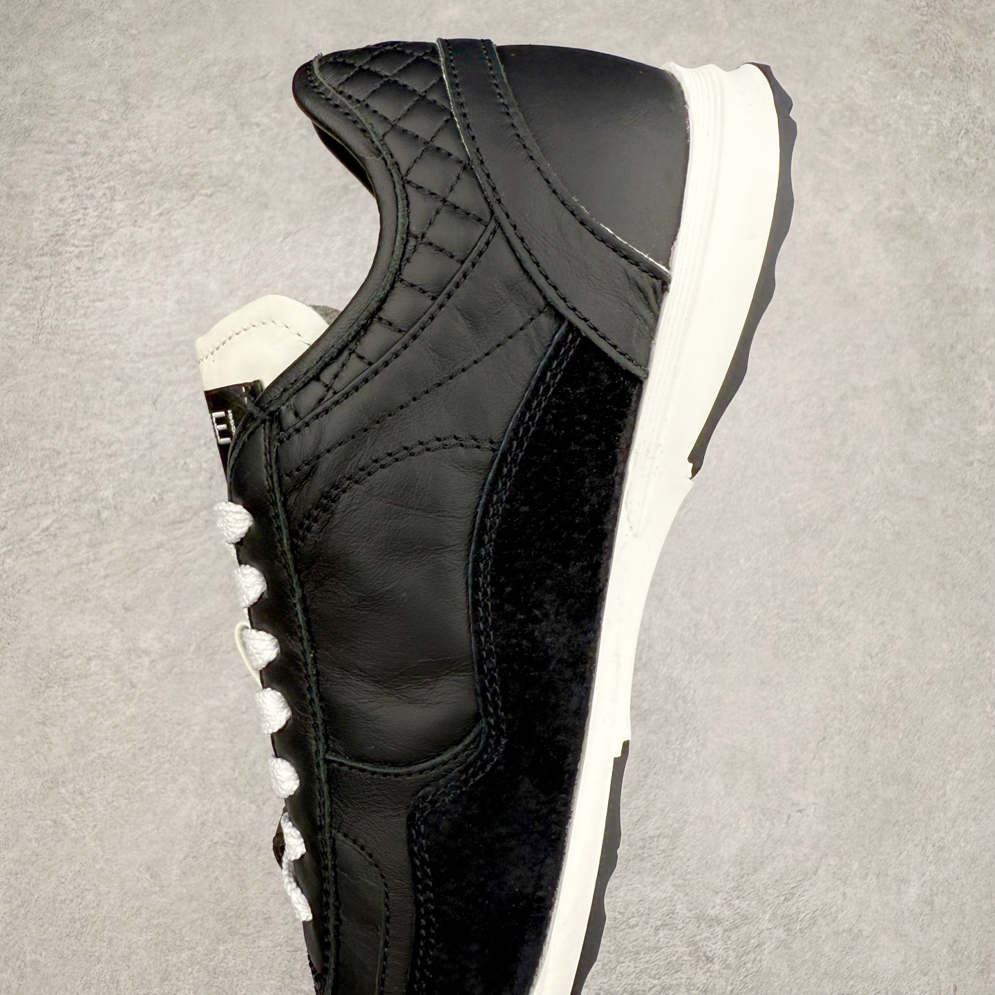 图片[7]-＃GD 广顶 CHANEL香奈儿新款熊猫板鞋熊猫鞋 热度高的离谱，奢牌搭配德训鞋型 让人很难拒绝，又舒适又贵气 圆头设计，鞋身线条流畅，充满复古感 侧身双 C logo 彰显品牌身份与调性 采用全新的德训鞋型，超级柔软轻便，鞋头偏尖，秀气显脚长 鞋面为原渠道定制小牛皮配牛巴戈 内里为埃塞俄比亚进口小羊皮 鞋面为定制的小牛皮，鞋头部分则采用了牛巴戈，也就是磨面牛皮，是将头层皮表面皮层打磨之后，而达到绒面触摸感，皮身厚实而柔软、表面色泽、绒毛、皮纹自然而成 侧边logo，依循zp工艺打造，先做玻璃冲刀，在做空压工艺 logo边缘细节与车线工艺均与zp一致 尺码：35/44-选品中心