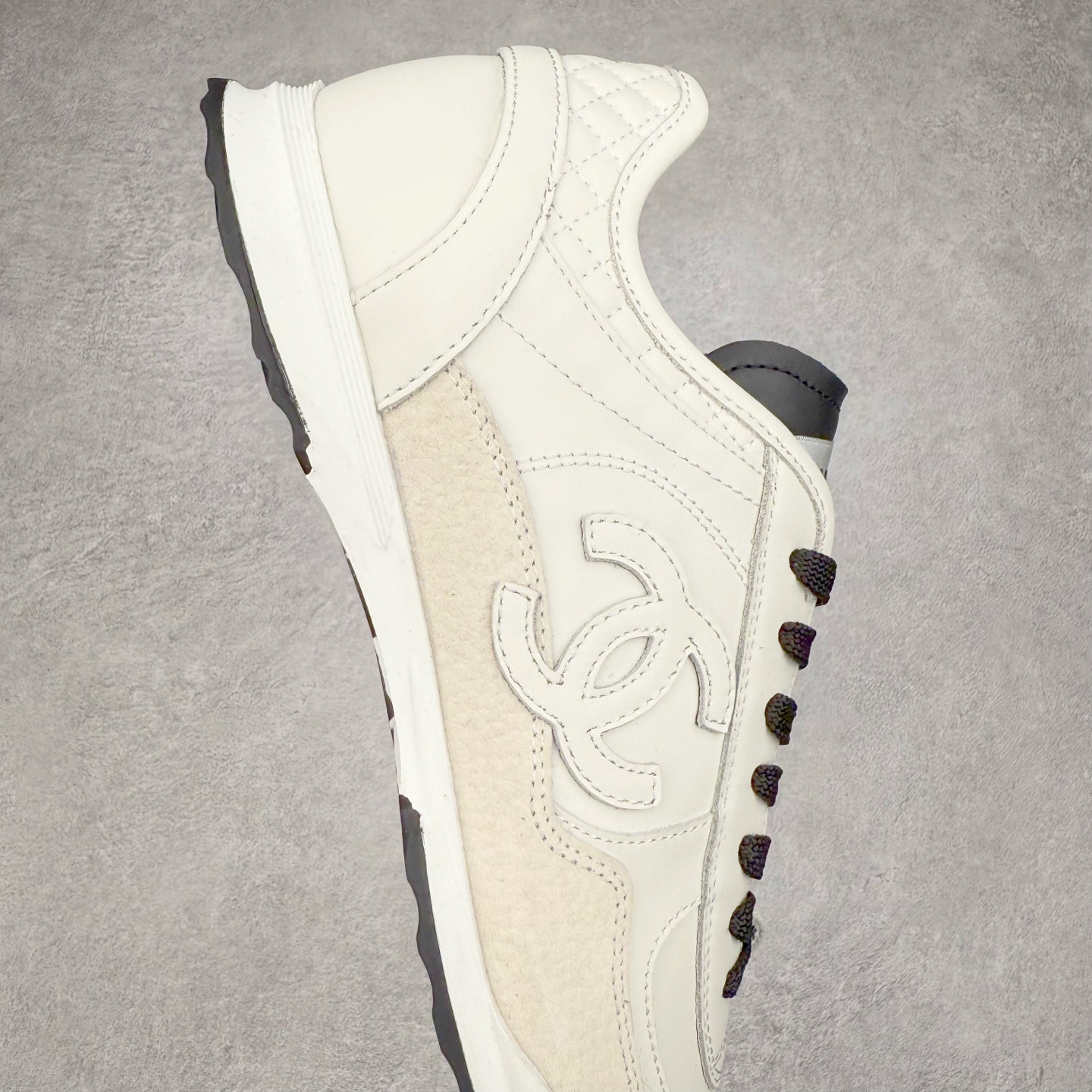 图片[6]-＃GD 广顶 CHANEL香奈儿新款熊猫板鞋熊猫鞋 热度高的离谱，奢牌搭配德训鞋型 让人很难拒绝，又舒适又贵气 圆头设计，鞋身线条流畅，充满复古感 侧身双 C logo 彰显品牌身份与调性 采用全新的德训鞋型，超级柔软轻便，鞋头偏尖，秀气显脚长 鞋面为原渠道定制小牛皮配牛巴戈 内里为埃塞俄比亚进口小羊皮 鞋面为定制的小牛皮，鞋头部分则采用了牛巴戈，也就是磨面牛皮，是将头层皮表面皮层打磨之后，而达到绒面触摸感，皮身厚实而柔软、表面色泽、绒毛、皮纹自然而成 侧边logo，依循zp工艺打造，先做玻璃冲刀，在做空压工艺 logo边缘细节与车线工艺均与zp一致 尺码：35/44-选品中心