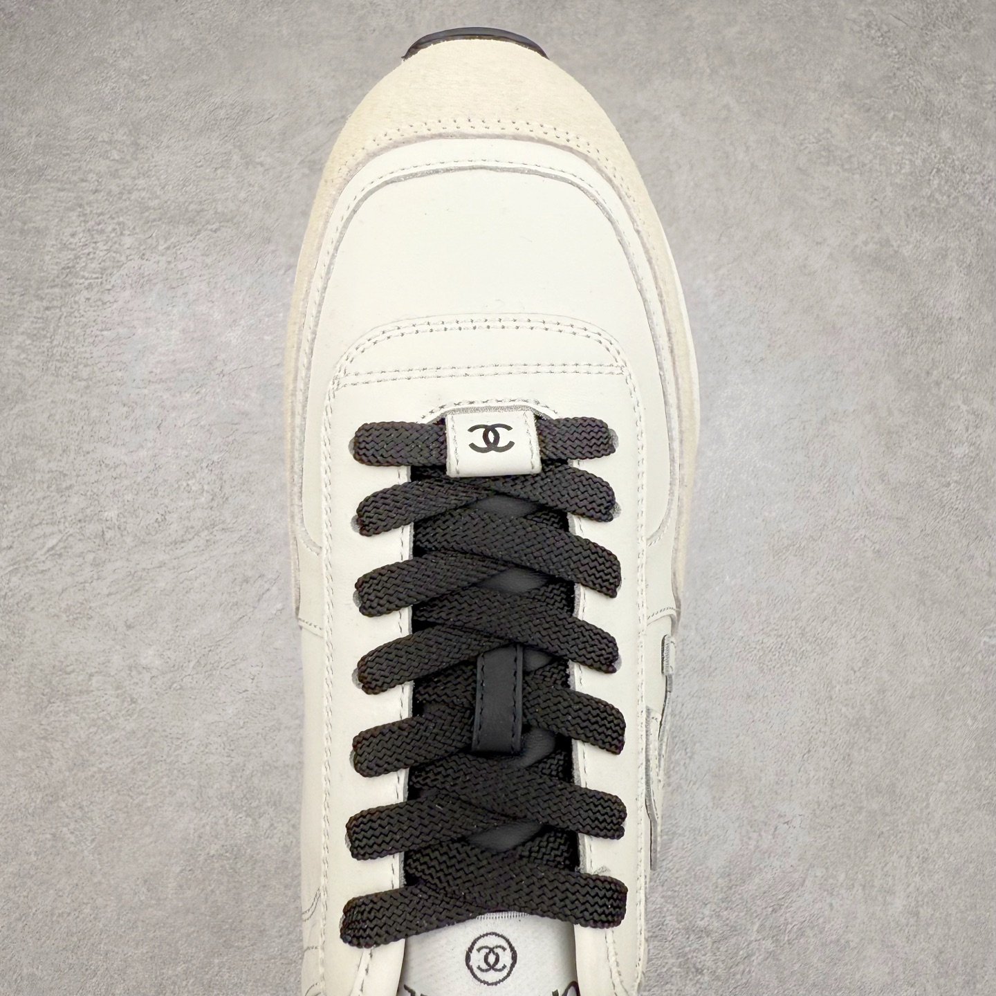 图片[4]-＃GD 广顶 CHANEL香奈儿新款熊猫板鞋熊猫鞋 热度高的离谱，奢牌搭配德训鞋型 让人很难拒绝，又舒适又贵气 圆头设计，鞋身线条流畅，充满复古感 侧身双 C logo 彰显品牌身份与调性 采用全新的德训鞋型，超级柔软轻便，鞋头偏尖，秀气显脚长 鞋面为原渠道定制小牛皮配牛巴戈 内里为埃塞俄比亚进口小羊皮 鞋面为定制的小牛皮，鞋头部分则采用了牛巴戈，也就是磨面牛皮，是将头层皮表面皮层打磨之后，而达到绒面触摸感，皮身厚实而柔软、表面色泽、绒毛、皮纹自然而成 侧边logo，依循zp工艺打造，先做玻璃冲刀，在做空压工艺 logo边缘细节与车线工艺均与zp一致 尺码：35/44-选品中心