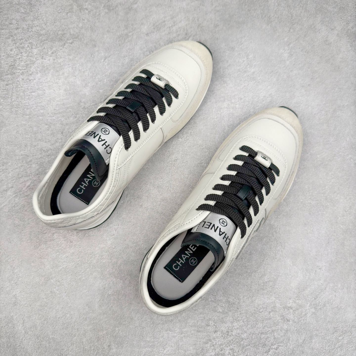 图片[3]-＃GD 广顶 CHANEL香奈儿新款熊猫板鞋熊猫鞋 热度高的离谱，奢牌搭配德训鞋型 让人很难拒绝，又舒适又贵气 圆头设计，鞋身线条流畅，充满复古感 侧身双 C logo 彰显品牌身份与调性 采用全新的德训鞋型，超级柔软轻便，鞋头偏尖，秀气显脚长 鞋面为原渠道定制小牛皮配牛巴戈 内里为埃塞俄比亚进口小羊皮 鞋面为定制的小牛皮，鞋头部分则采用了牛巴戈，也就是磨面牛皮，是将头层皮表面皮层打磨之后，而达到绒面触摸感，皮身厚实而柔软、表面色泽、绒毛、皮纹自然而成 侧边logo，依循zp工艺打造，先做玻璃冲刀，在做空压工艺 logo边缘细节与车线工艺均与zp一致 尺码：35/44-选品中心