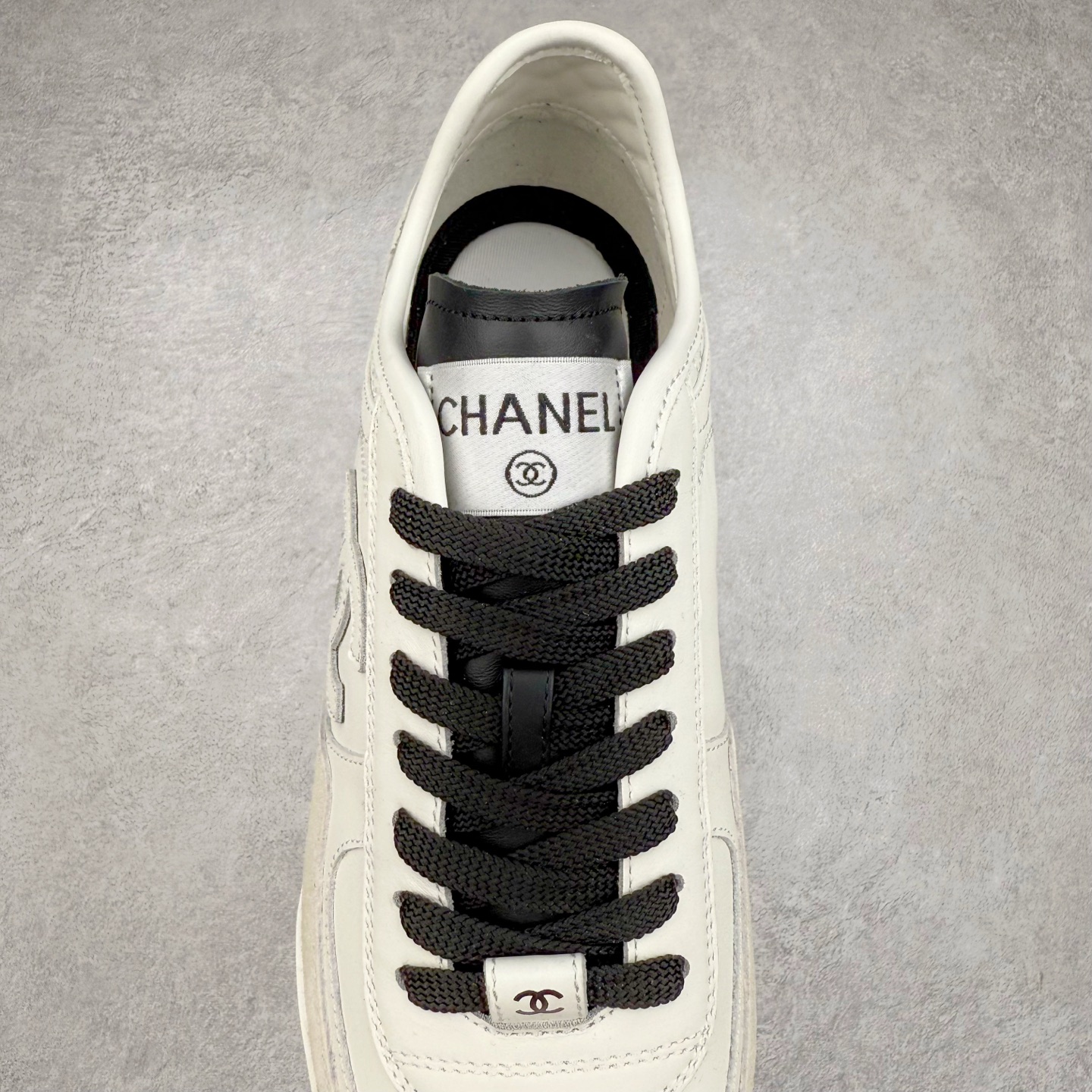 图片[5]-＃GD 广顶 CHANEL香奈儿新款熊猫板鞋熊猫鞋 热度高的离谱，奢牌搭配德训鞋型 让人很难拒绝，又舒适又贵气 圆头设计，鞋身线条流畅，充满复古感 侧身双 C logo 彰显品牌身份与调性 采用全新的德训鞋型，超级柔软轻便，鞋头偏尖，秀气显脚长 鞋面为原渠道定制小牛皮配牛巴戈 内里为埃塞俄比亚进口小羊皮 鞋面为定制的小牛皮，鞋头部分则采用了牛巴戈，也就是磨面牛皮，是将头层皮表面皮层打磨之后，而达到绒面触摸感，皮身厚实而柔软、表面色泽、绒毛、皮纹自然而成 侧边logo，依循zp工艺打造，先做玻璃冲刀，在做空压工艺 logo边缘细节与车线工艺均与zp一致 尺码：35/44-选品中心