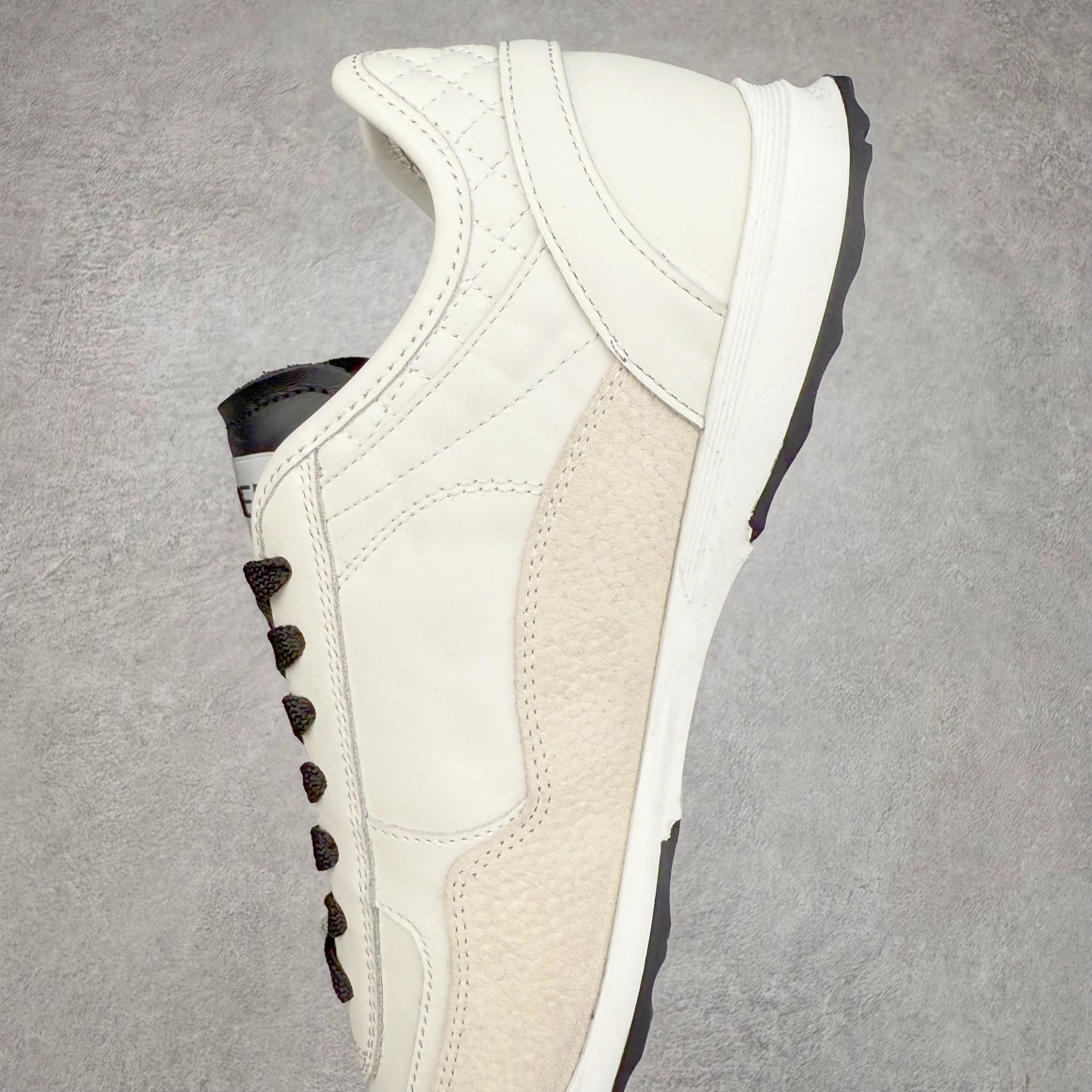 图片[7]-＃GD 广顶 CHANEL香奈儿新款熊猫板鞋熊猫鞋 热度高的离谱，奢牌搭配德训鞋型 让人很难拒绝，又舒适又贵气 圆头设计，鞋身线条流畅，充满复古感 侧身双 C logo 彰显品牌身份与调性 采用全新的德训鞋型，超级柔软轻便，鞋头偏尖，秀气显脚长 鞋面为原渠道定制小牛皮配牛巴戈 内里为埃塞俄比亚进口小羊皮 鞋面为定制的小牛皮，鞋头部分则采用了牛巴戈，也就是磨面牛皮，是将头层皮表面皮层打磨之后，而达到绒面触摸感，皮身厚实而柔软、表面色泽、绒毛、皮纹自然而成 侧边logo，依循zp工艺打造，先做玻璃冲刀，在做空压工艺 logo边缘细节与车线工艺均与zp一致 尺码：35/44-选品中心