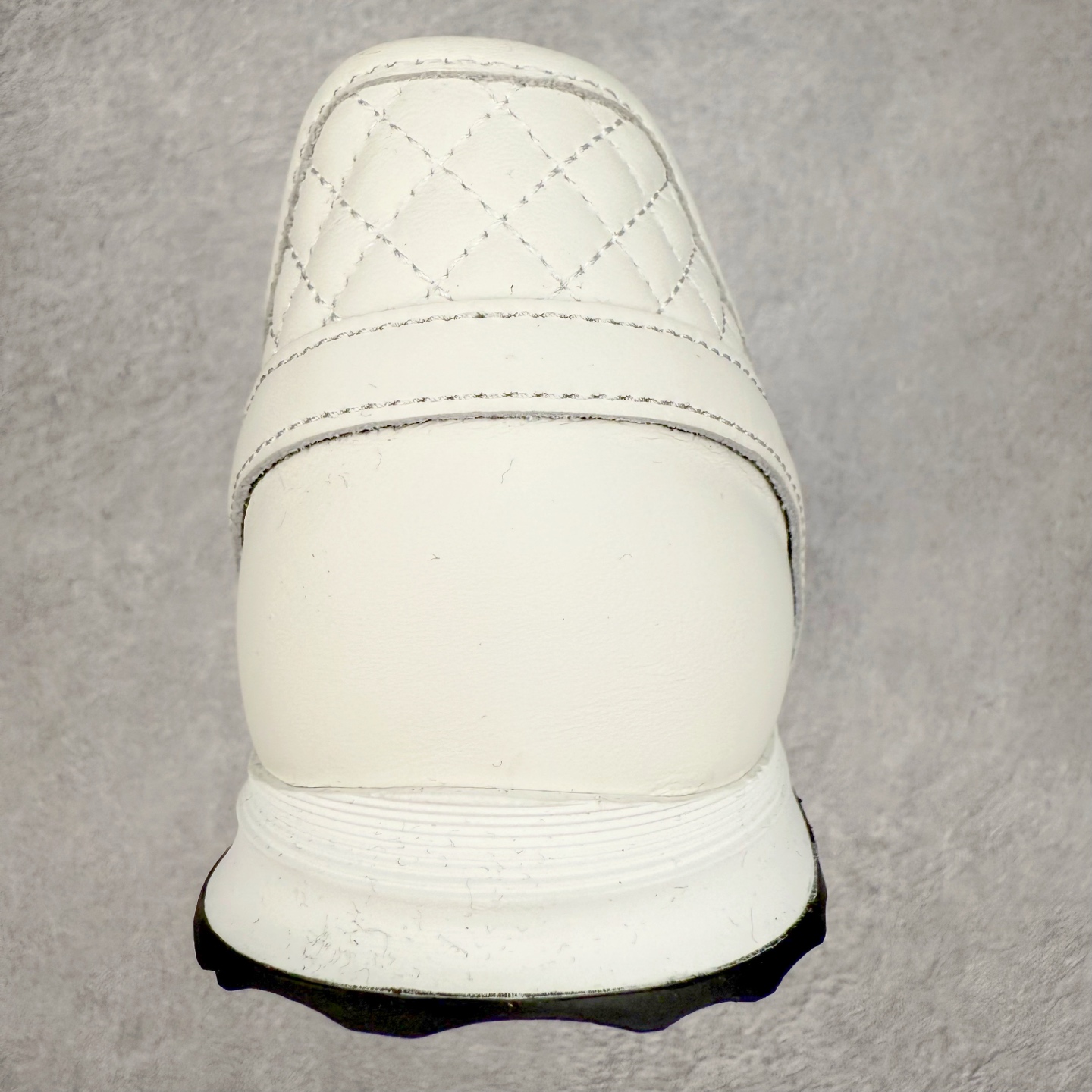 图片[8]-＃GD 广顶 CHANEL香奈儿新款熊猫板鞋熊猫鞋 热度高的离谱，奢牌搭配德训鞋型 让人很难拒绝，又舒适又贵气 圆头设计，鞋身线条流畅，充满复古感 侧身双 C logo 彰显品牌身份与调性 采用全新的德训鞋型，超级柔软轻便，鞋头偏尖，秀气显脚长 鞋面为原渠道定制小牛皮配牛巴戈 内里为埃塞俄比亚进口小羊皮 鞋面为定制的小牛皮，鞋头部分则采用了牛巴戈，也就是磨面牛皮，是将头层皮表面皮层打磨之后，而达到绒面触摸感，皮身厚实而柔软、表面色泽、绒毛、皮纹自然而成 侧边logo，依循zp工艺打造，先做玻璃冲刀，在做空压工艺 logo边缘细节与车线工艺均与zp一致 尺码：35/44-选品中心