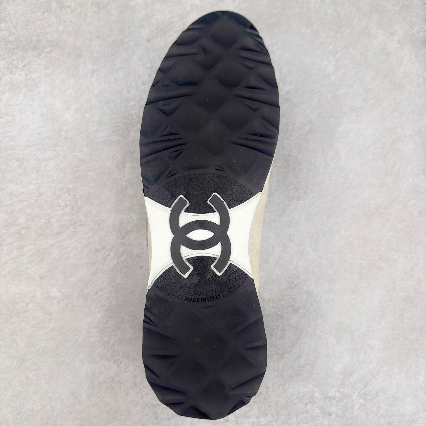 图片[9]-＃GD 广顶 CHANEL香奈儿新款熊猫板鞋熊猫鞋 热度高的离谱，奢牌搭配德训鞋型 让人很难拒绝，又舒适又贵气 圆头设计，鞋身线条流畅，充满复古感 侧身双 C logo 彰显品牌身份与调性 采用全新的德训鞋型，超级柔软轻便，鞋头偏尖，秀气显脚长 鞋面为原渠道定制小牛皮配牛巴戈 内里为埃塞俄比亚进口小羊皮 鞋面为定制的小牛皮，鞋头部分则采用了牛巴戈，也就是磨面牛皮，是将头层皮表面皮层打磨之后，而达到绒面触摸感，皮身厚实而柔软、表面色泽、绒毛、皮纹自然而成 侧边logo，依循zp工艺打造，先做玻璃冲刀，在做空压工艺 logo边缘细节与车线工艺均与zp一致 尺码：35/44-选品中心