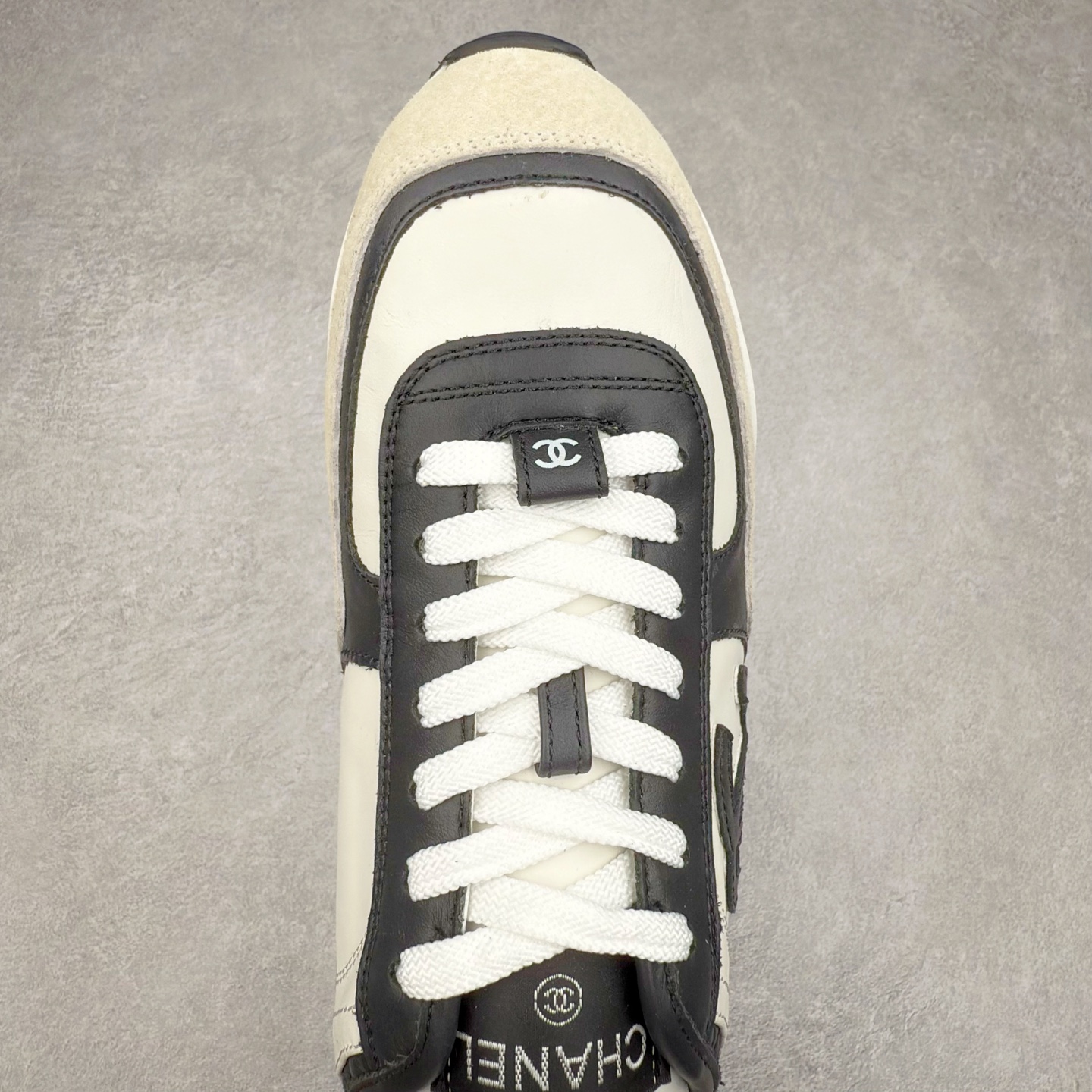 图片[4]-＃GD 广顶 CHANEL香奈儿新款熊猫板鞋熊猫鞋 热度高的离谱，奢牌搭配德训鞋型 让人很难拒绝，又舒适又贵气 圆头设计，鞋身线条流畅，充满复古感 侧身双 C logo 彰显品牌身份与调性 采用全新的德训鞋型，超级柔软轻便，鞋头偏尖，秀气显脚长 鞋面为原渠道定制小牛皮配牛巴戈 内里为埃塞俄比亚进口小羊皮 鞋面为定制的小牛皮，鞋头部分则采用了牛巴戈，也就是磨面牛皮，是将头层皮表面皮层打磨之后，而达到绒面触摸感，皮身厚实而柔软、表面色泽、绒毛、皮纹自然而成 侧边logo，依循zp工艺打造，先做玻璃冲刀，在做空压工艺 logo边缘细节与车线工艺均与zp一致 尺码：35/44-选品中心