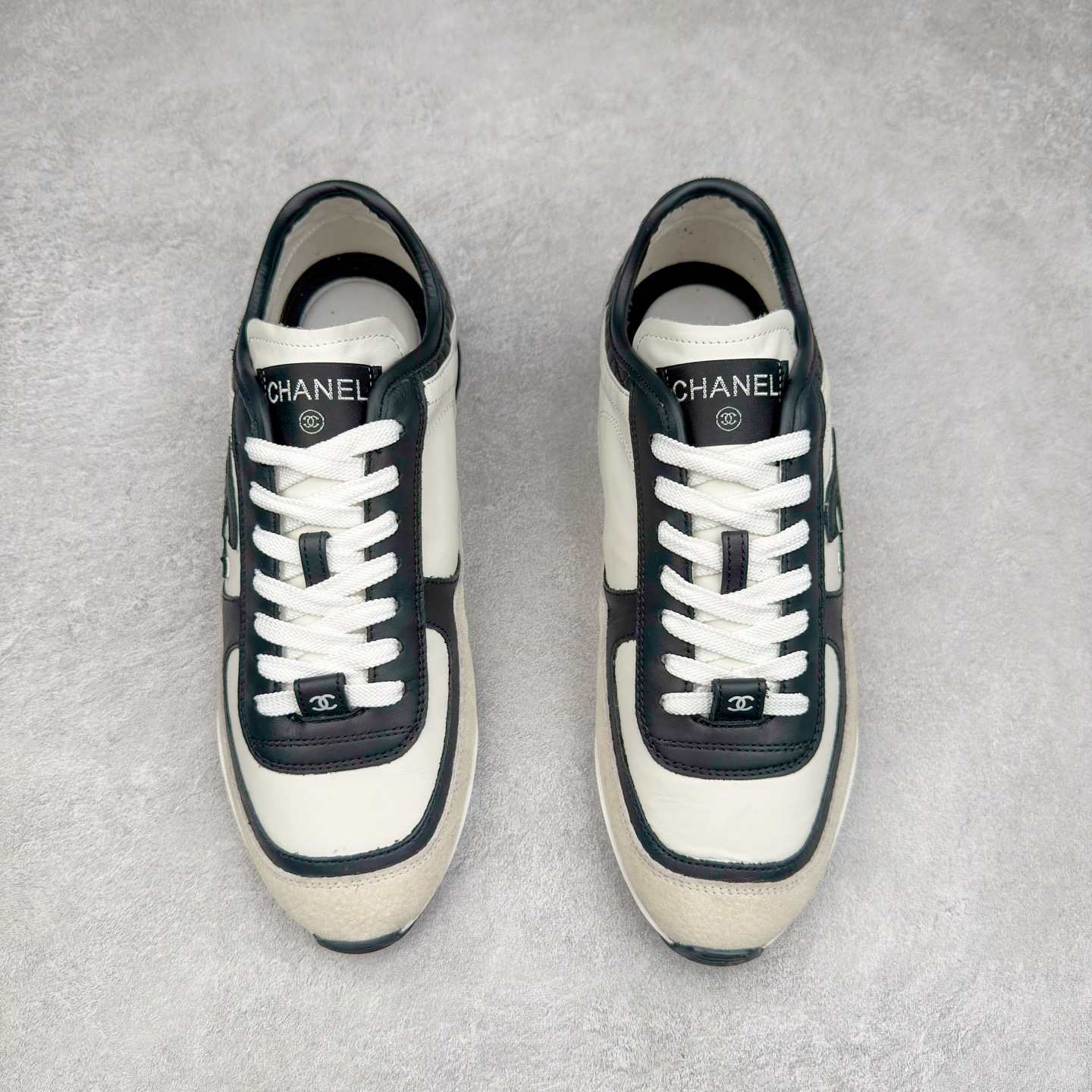 图片[2]-＃GD 广顶 CHANEL香奈儿新款熊猫板鞋熊猫鞋 热度高的离谱，奢牌搭配德训鞋型 让人很难拒绝，又舒适又贵气 圆头设计，鞋身线条流畅，充满复古感 侧身双 C logo 彰显品牌身份与调性 采用全新的德训鞋型，超级柔软轻便，鞋头偏尖，秀气显脚长 鞋面为原渠道定制小牛皮配牛巴戈 内里为埃塞俄比亚进口小羊皮 鞋面为定制的小牛皮，鞋头部分则采用了牛巴戈，也就是磨面牛皮，是将头层皮表面皮层打磨之后，而达到绒面触摸感，皮身厚实而柔软、表面色泽、绒毛、皮纹自然而成 侧边logo，依循zp工艺打造，先做玻璃冲刀，在做空压工艺 logo边缘细节与车线工艺均与zp一致 尺码：35/44-选品中心