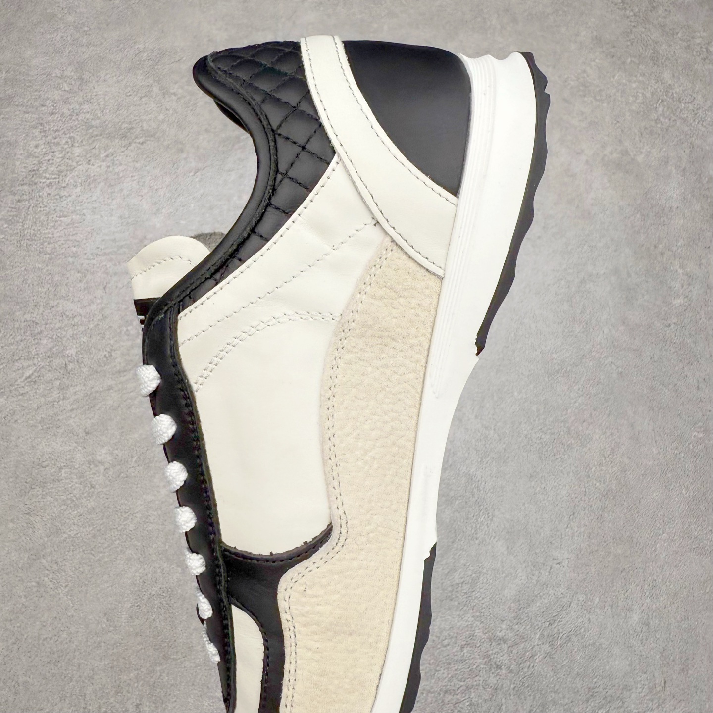 图片[7]-＃GD 广顶 CHANEL香奈儿新款熊猫板鞋熊猫鞋 热度高的离谱，奢牌搭配德训鞋型 让人很难拒绝，又舒适又贵气 圆头设计，鞋身线条流畅，充满复古感 侧身双 C logo 彰显品牌身份与调性 采用全新的德训鞋型，超级柔软轻便，鞋头偏尖，秀气显脚长 鞋面为原渠道定制小牛皮配牛巴戈 内里为埃塞俄比亚进口小羊皮 鞋面为定制的小牛皮，鞋头部分则采用了牛巴戈，也就是磨面牛皮，是将头层皮表面皮层打磨之后，而达到绒面触摸感，皮身厚实而柔软、表面色泽、绒毛、皮纹自然而成 侧边logo，依循zp工艺打造，先做玻璃冲刀，在做空压工艺 logo边缘细节与车线工艺均与zp一致 尺码：35/44-选品中心