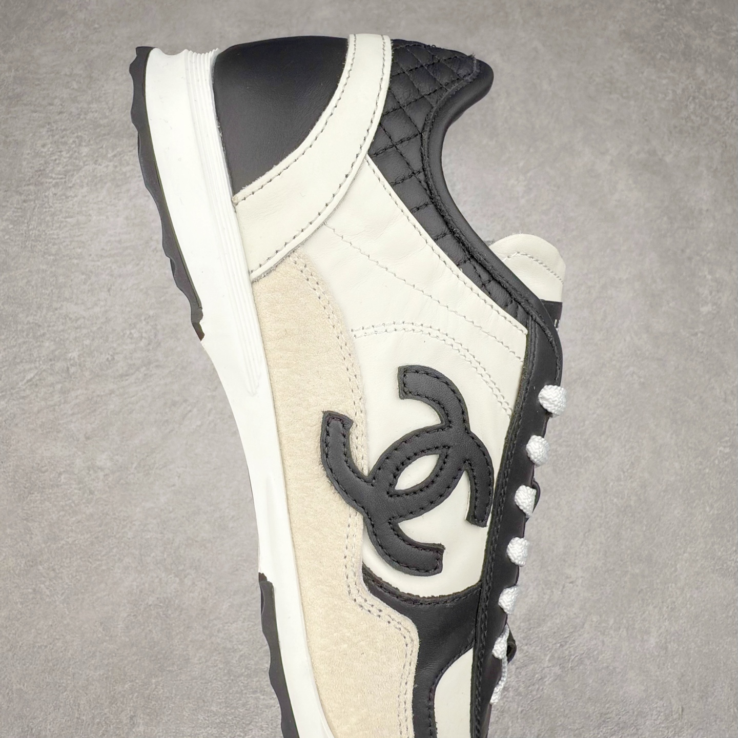 图片[6]-＃GD 广顶 CHANEL香奈儿新款熊猫板鞋熊猫鞋 热度高的离谱，奢牌搭配德训鞋型 让人很难拒绝，又舒适又贵气 圆头设计，鞋身线条流畅，充满复古感 侧身双 C logo 彰显品牌身份与调性 采用全新的德训鞋型，超级柔软轻便，鞋头偏尖，秀气显脚长 鞋面为原渠道定制小牛皮配牛巴戈 内里为埃塞俄比亚进口小羊皮 鞋面为定制的小牛皮，鞋头部分则采用了牛巴戈，也就是磨面牛皮，是将头层皮表面皮层打磨之后，而达到绒面触摸感，皮身厚实而柔软、表面色泽、绒毛、皮纹自然而成 侧边logo，依循zp工艺打造，先做玻璃冲刀，在做空压工艺 logo边缘细节与车线工艺均与zp一致 尺码：35/44-选品中心