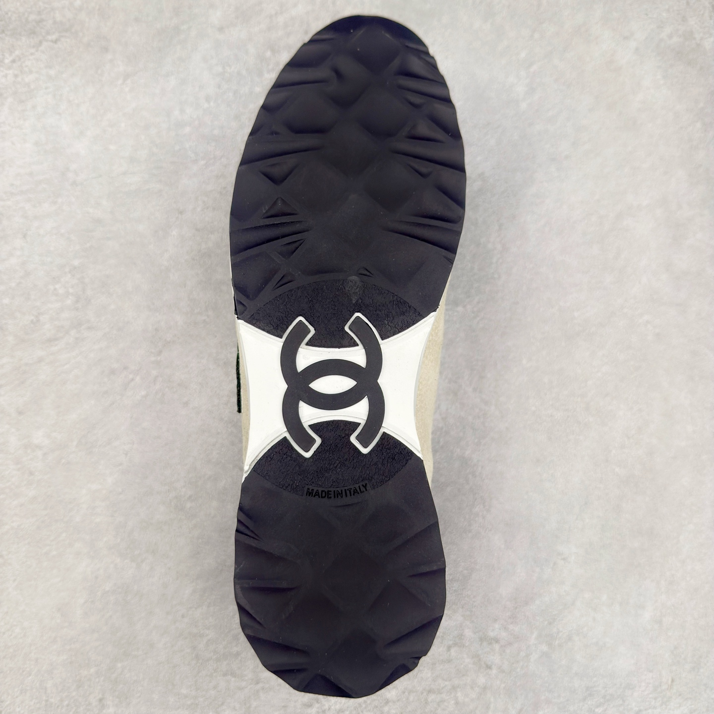 图片[9]-＃GD 广顶 CHANEL香奈儿新款熊猫板鞋熊猫鞋 热度高的离谱，奢牌搭配德训鞋型 让人很难拒绝，又舒适又贵气 圆头设计，鞋身线条流畅，充满复古感 侧身双 C logo 彰显品牌身份与调性 采用全新的德训鞋型，超级柔软轻便，鞋头偏尖，秀气显脚长 鞋面为原渠道定制小牛皮配牛巴戈 内里为埃塞俄比亚进口小羊皮 鞋面为定制的小牛皮，鞋头部分则采用了牛巴戈，也就是磨面牛皮，是将头层皮表面皮层打磨之后，而达到绒面触摸感，皮身厚实而柔软、表面色泽、绒毛、皮纹自然而成 侧边logo，依循zp工艺打造，先做玻璃冲刀，在做空压工艺 logo边缘细节与车线工艺均与zp一致 尺码：35/44-选品中心