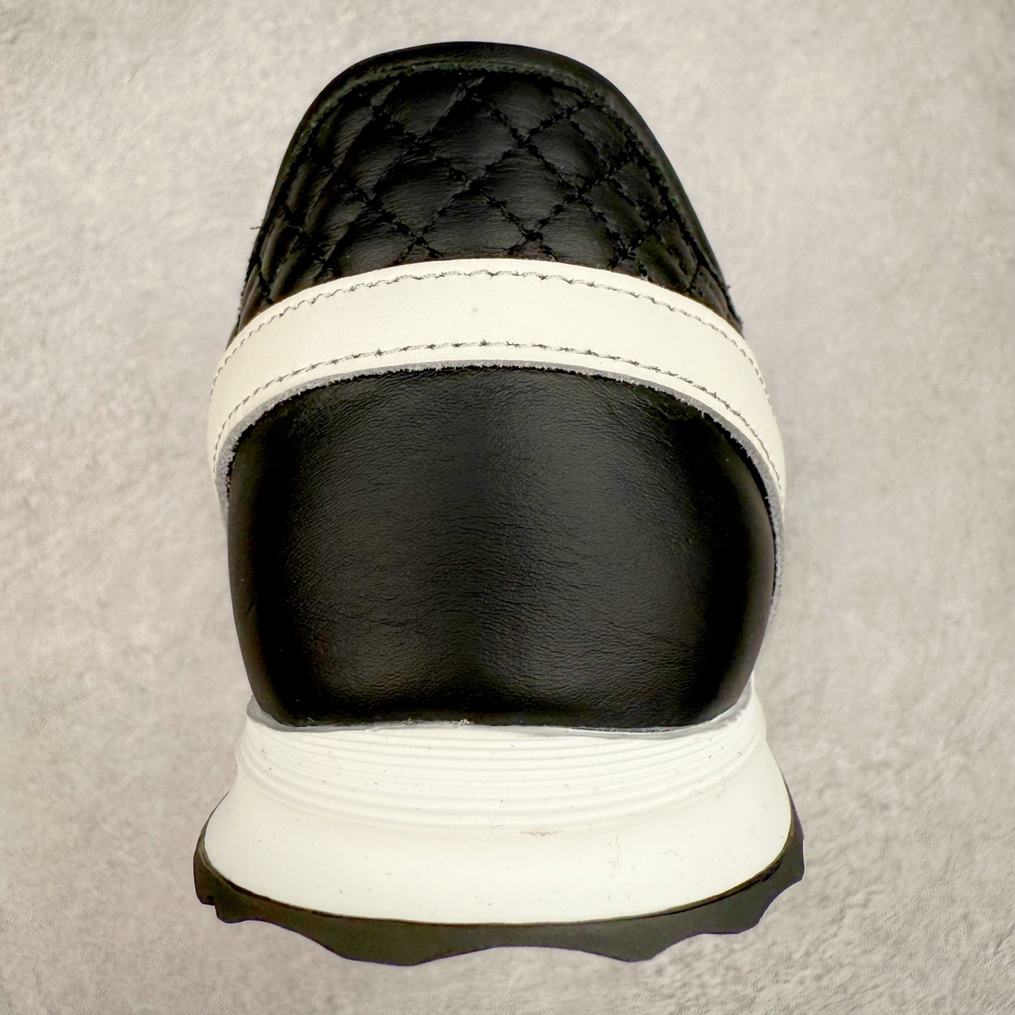 图片[8]-＃GD 广顶 CHANEL香奈儿新款熊猫板鞋熊猫鞋 热度高的离谱，奢牌搭配德训鞋型 让人很难拒绝，又舒适又贵气 圆头设计，鞋身线条流畅，充满复古感 侧身双 C logo 彰显品牌身份与调性 采用全新的德训鞋型，超级柔软轻便，鞋头偏尖，秀气显脚长 鞋面为原渠道定制小牛皮配牛巴戈 内里为埃塞俄比亚进口小羊皮 鞋面为定制的小牛皮，鞋头部分则采用了牛巴戈，也就是磨面牛皮，是将头层皮表面皮层打磨之后，而达到绒面触摸感，皮身厚实而柔软、表面色泽、绒毛、皮纹自然而成 侧边logo，依循zp工艺打造，先做玻璃冲刀，在做空压工艺 logo边缘细节与车线工艺均与zp一致 尺码：35/44-选品中心