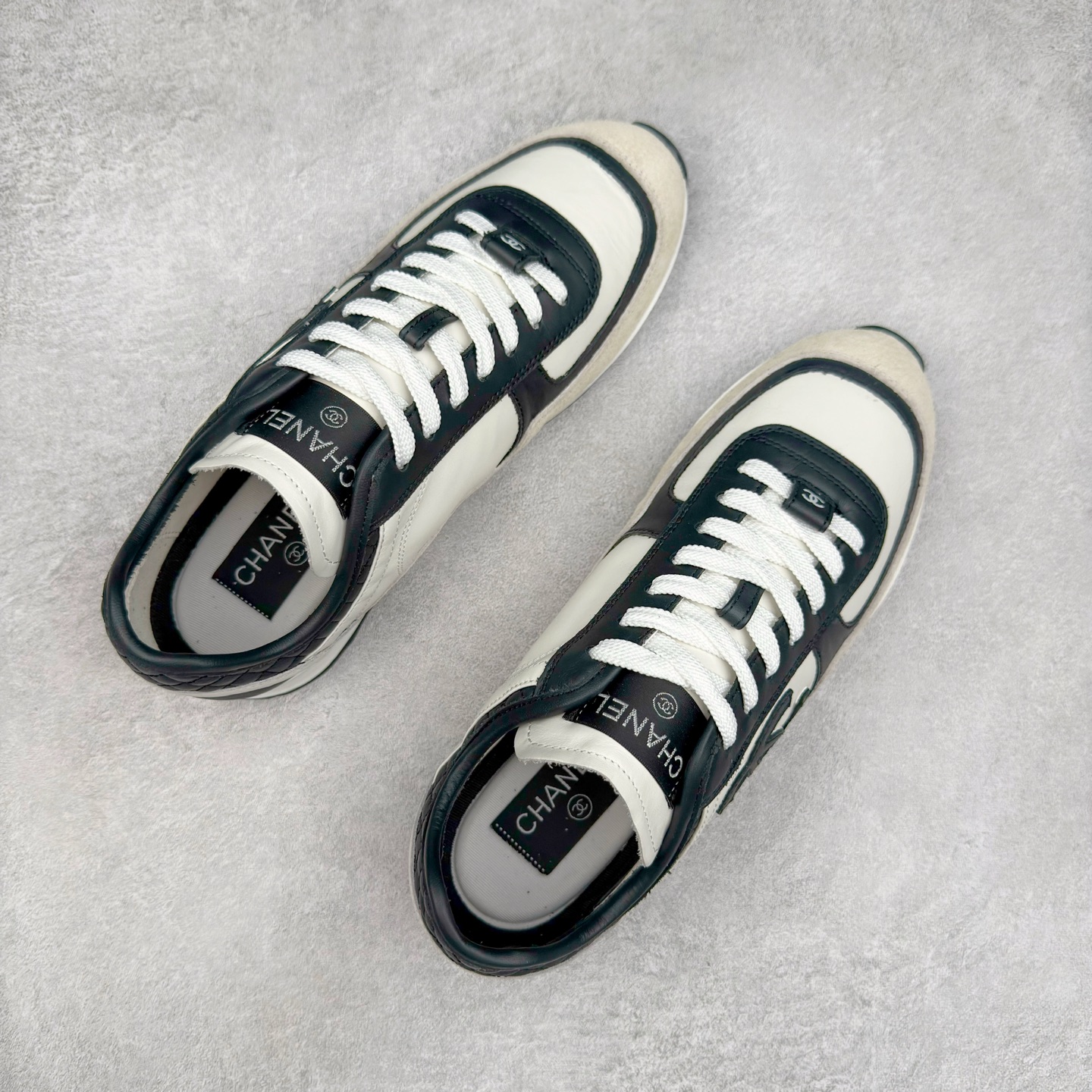 图片[3]-＃GD 广顶 CHANEL香奈儿新款熊猫板鞋熊猫鞋 热度高的离谱，奢牌搭配德训鞋型 让人很难拒绝，又舒适又贵气 圆头设计，鞋身线条流畅，充满复古感 侧身双 C logo 彰显品牌身份与调性 采用全新的德训鞋型，超级柔软轻便，鞋头偏尖，秀气显脚长 鞋面为原渠道定制小牛皮配牛巴戈 内里为埃塞俄比亚进口小羊皮 鞋面为定制的小牛皮，鞋头部分则采用了牛巴戈，也就是磨面牛皮，是将头层皮表面皮层打磨之后，而达到绒面触摸感，皮身厚实而柔软、表面色泽、绒毛、皮纹自然而成 侧边logo，依循zp工艺打造，先做玻璃冲刀，在做空压工艺 logo边缘细节与车线工艺均与zp一致 尺码：35/44-选品中心