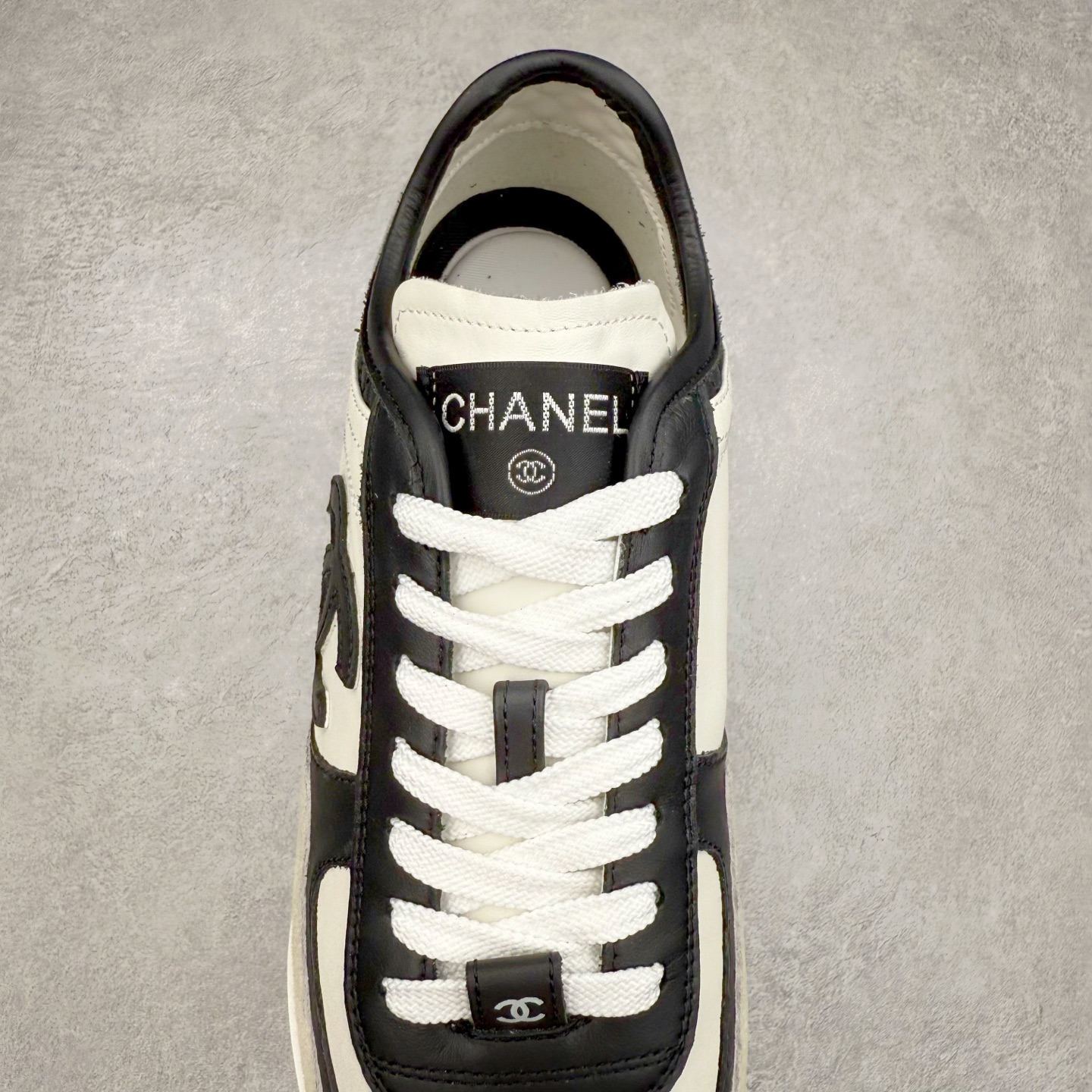 图片[5]-＃GD 广顶 CHANEL香奈儿新款熊猫板鞋熊猫鞋 热度高的离谱，奢牌搭配德训鞋型 让人很难拒绝，又舒适又贵气 圆头设计，鞋身线条流畅，充满复古感 侧身双 C logo 彰显品牌身份与调性 采用全新的德训鞋型，超级柔软轻便，鞋头偏尖，秀气显脚长 鞋面为原渠道定制小牛皮配牛巴戈 内里为埃塞俄比亚进口小羊皮 鞋面为定制的小牛皮，鞋头部分则采用了牛巴戈，也就是磨面牛皮，是将头层皮表面皮层打磨之后，而达到绒面触摸感，皮身厚实而柔软、表面色泽、绒毛、皮纹自然而成 侧边logo，依循zp工艺打造，先做玻璃冲刀，在做空压工艺 logo边缘细节与车线工艺均与zp一致 尺码：35/44-选品中心