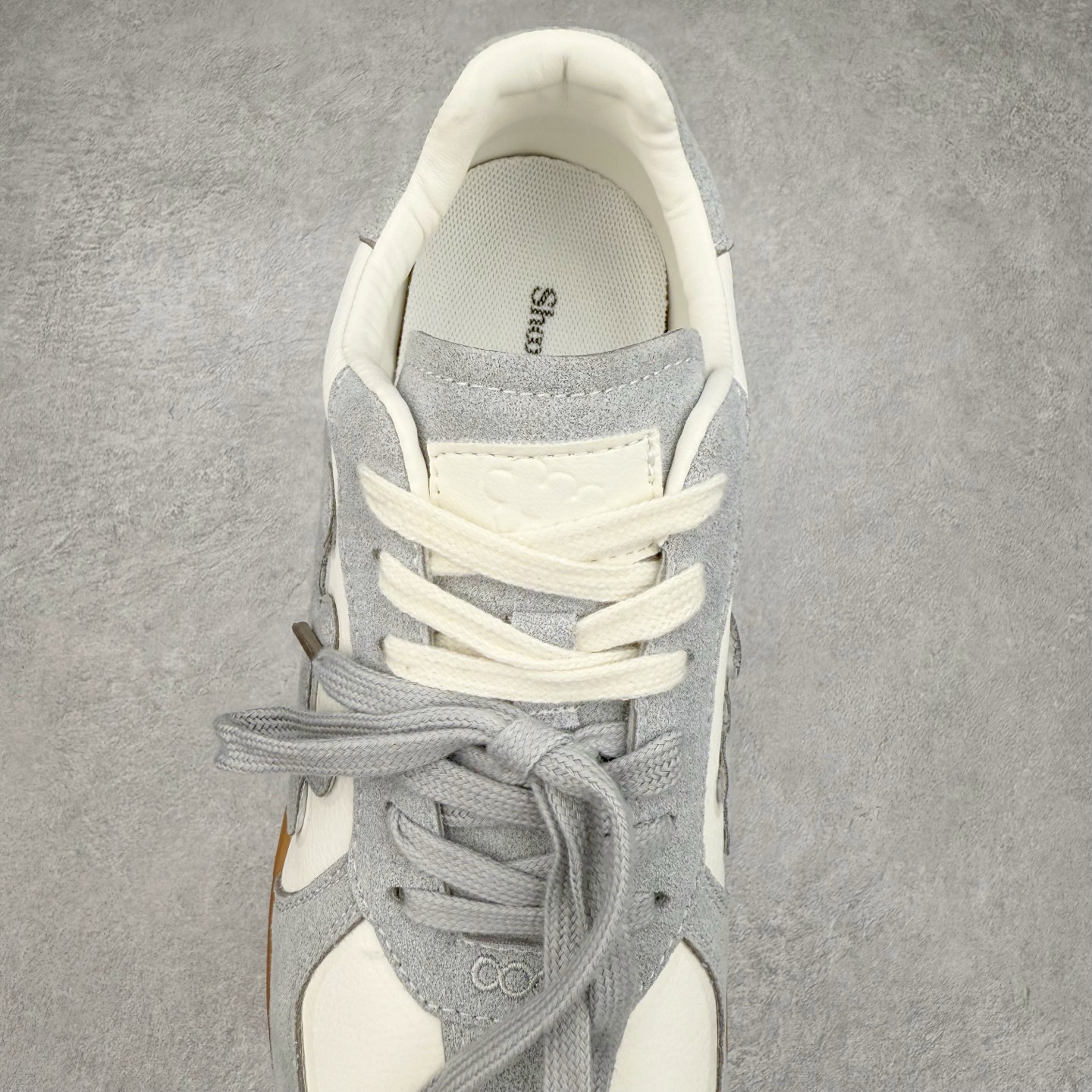 图片[5]-SHOOT BRAND｜通勤鞋柜里必备的一双灰色德训 重塑系列一号德训鞋，是SHOOT BRAND 全新推出的鞋款,在复古经典的T型鞋流行趋势中汲取灵感，以T型鞋为设计蓝本，融入品牌梅花三弄标识设计 鞋头全新品牌logo30刺绣设计，搭配鞋尾满印品牌logo细节,鞋头和鞋身部位采用立体厚板印花工艺,增强整体的复古之感 复古的主体基调,在标志性的梅花三弄logo中增添立体厚板印花垫片的设计细节 3cm增高，轻量化鞋底设计，脚感柔软舒适 鞋底整体做了防滑处理，带来耐磨性与稳定性 尺码：35-44-选品中心