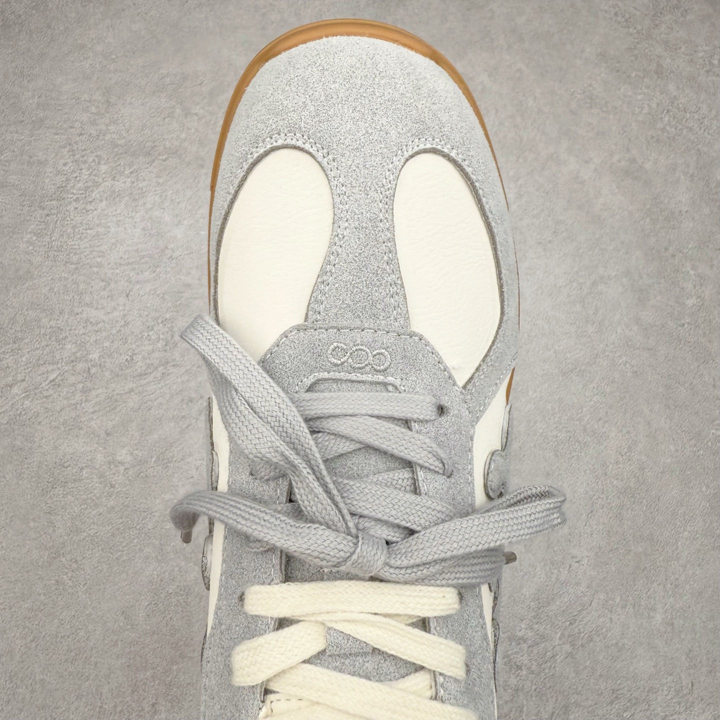 图片[4]-SHOOT BRAND｜通勤鞋柜里必备的一双灰色德训 重塑系列一号德训鞋，是SHOOT BRAND 全新推出的鞋款,在复古经典的T型鞋流行趋势中汲取灵感，以T型鞋为设计蓝本，融入品牌梅花三弄标识设计 鞋头全新品牌logo30刺绣设计，搭配鞋尾满印品牌logo细节,鞋头和鞋身部位采用立体厚板印花工艺,增强整体的复古之感 复古的主体基调,在标志性的梅花三弄logo中增添立体厚板印花垫片的设计细节 3cm增高，轻量化鞋底设计，脚感柔软舒适 鞋底整体做了防滑处理，带来耐磨性与稳定性 尺码：35-44-选品中心