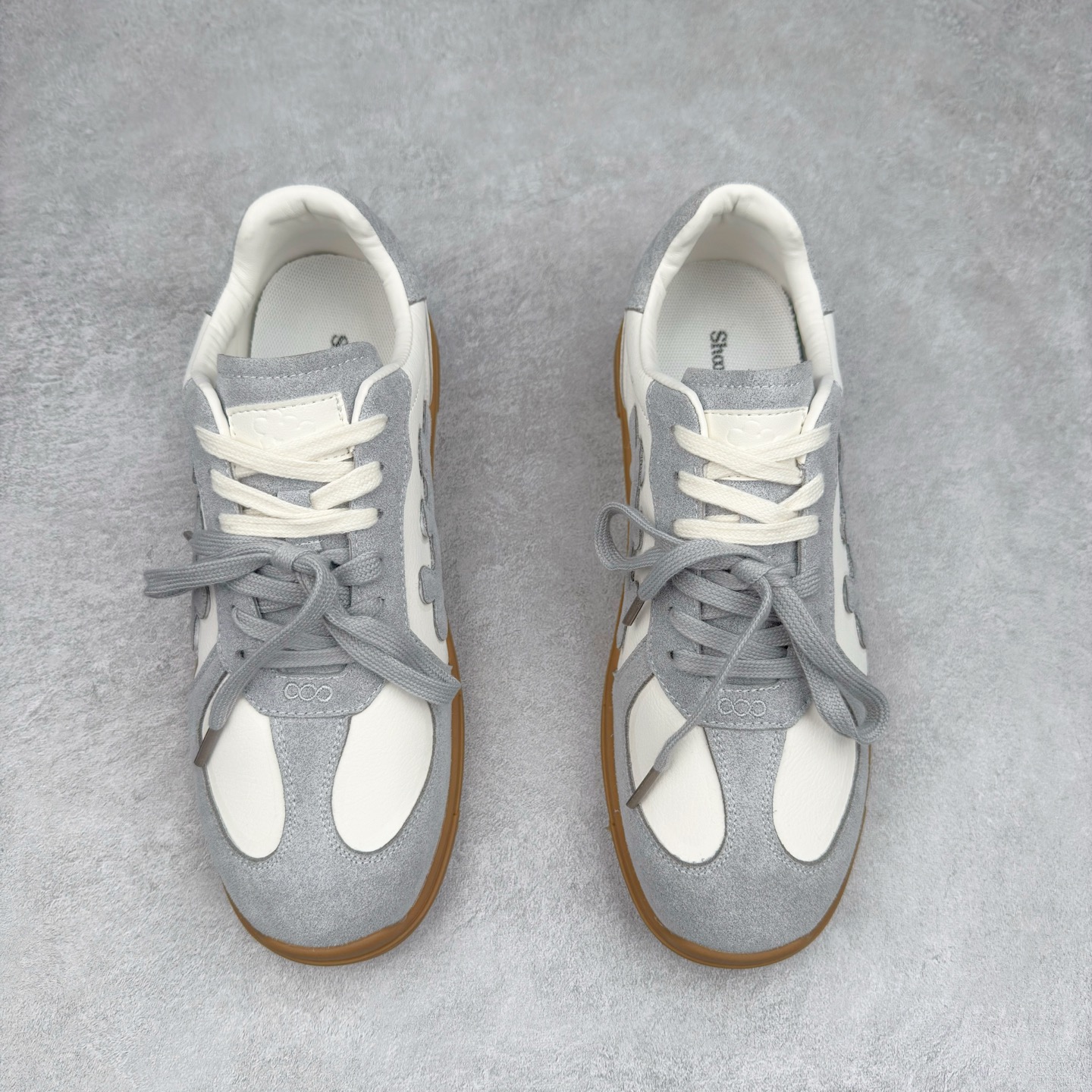 图片[2]-SHOOT BRAND｜通勤鞋柜里必备的一双灰色德训 重塑系列一号德训鞋，是SHOOT BRAND 全新推出的鞋款,在复古经典的T型鞋流行趋势中汲取灵感，以T型鞋为设计蓝本，融入品牌梅花三弄标识设计 鞋头全新品牌logo30刺绣设计，搭配鞋尾满印品牌logo细节,鞋头和鞋身部位采用立体厚板印花工艺,增强整体的复古之感 复古的主体基调,在标志性的梅花三弄logo中增添立体厚板印花垫片的设计细节 3cm增高，轻量化鞋底设计，脚感柔软舒适 鞋底整体做了防滑处理，带来耐磨性与稳定性 尺码：35-44-选品中心