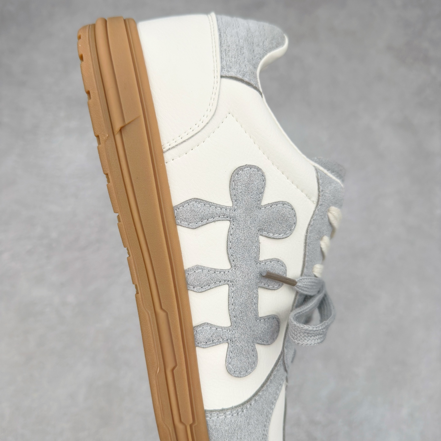 图片[6]-SHOOT BRAND｜通勤鞋柜里必备的一双灰色德训 重塑系列一号德训鞋，是SHOOT BRAND 全新推出的鞋款,在复古经典的T型鞋流行趋势中汲取灵感，以T型鞋为设计蓝本，融入品牌梅花三弄标识设计 鞋头全新品牌logo30刺绣设计，搭配鞋尾满印品牌logo细节,鞋头和鞋身部位采用立体厚板印花工艺,增强整体的复古之感 复古的主体基调,在标志性的梅花三弄logo中增添立体厚板印花垫片的设计细节 3cm增高，轻量化鞋底设计，脚感柔软舒适 鞋底整体做了防滑处理，带来耐磨性与稳定性 尺码：35-44-选品中心