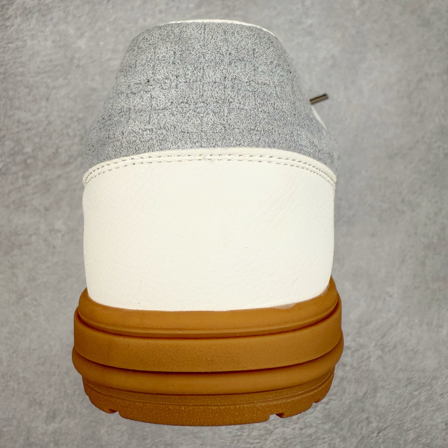 图片[8]-SHOOT BRAND｜通勤鞋柜里必备的一双灰色德训 重塑系列一号德训鞋，是SHOOT BRAND 全新推出的鞋款,在复古经典的T型鞋流行趋势中汲取灵感，以T型鞋为设计蓝本，融入品牌梅花三弄标识设计 鞋头全新品牌logo30刺绣设计，搭配鞋尾满印品牌logo细节,鞋头和鞋身部位采用立体厚板印花工艺,增强整体的复古之感 复古的主体基调,在标志性的梅花三弄logo中增添立体厚板印花垫片的设计细节 3cm增高，轻量化鞋底设计，脚感柔软舒适 鞋底整体做了防滑处理，带来耐磨性与稳定性 尺码：35-44-选品中心