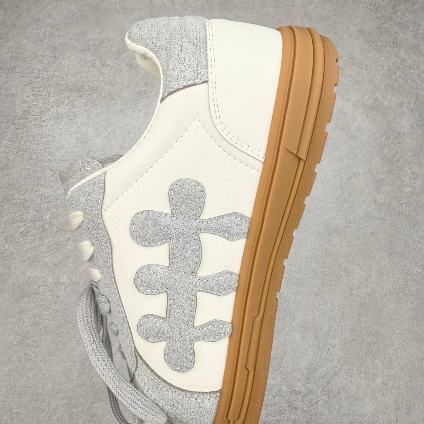 图片[7]-SHOOT BRAND｜通勤鞋柜里必备的一双灰色德训 重塑系列一号德训鞋，是SHOOT BRAND 全新推出的鞋款,在复古经典的T型鞋流行趋势中汲取灵感，以T型鞋为设计蓝本，融入品牌梅花三弄标识设计 鞋头全新品牌logo30刺绣设计，搭配鞋尾满印品牌logo细节,鞋头和鞋身部位采用立体厚板印花工艺,增强整体的复古之感 复古的主体基调,在标志性的梅花三弄logo中增添立体厚板印花垫片的设计细节 3cm增高，轻量化鞋底设计，脚感柔软舒适 鞋底整体做了防滑处理，带来耐磨性与稳定性 尺码：35-44-选品中心