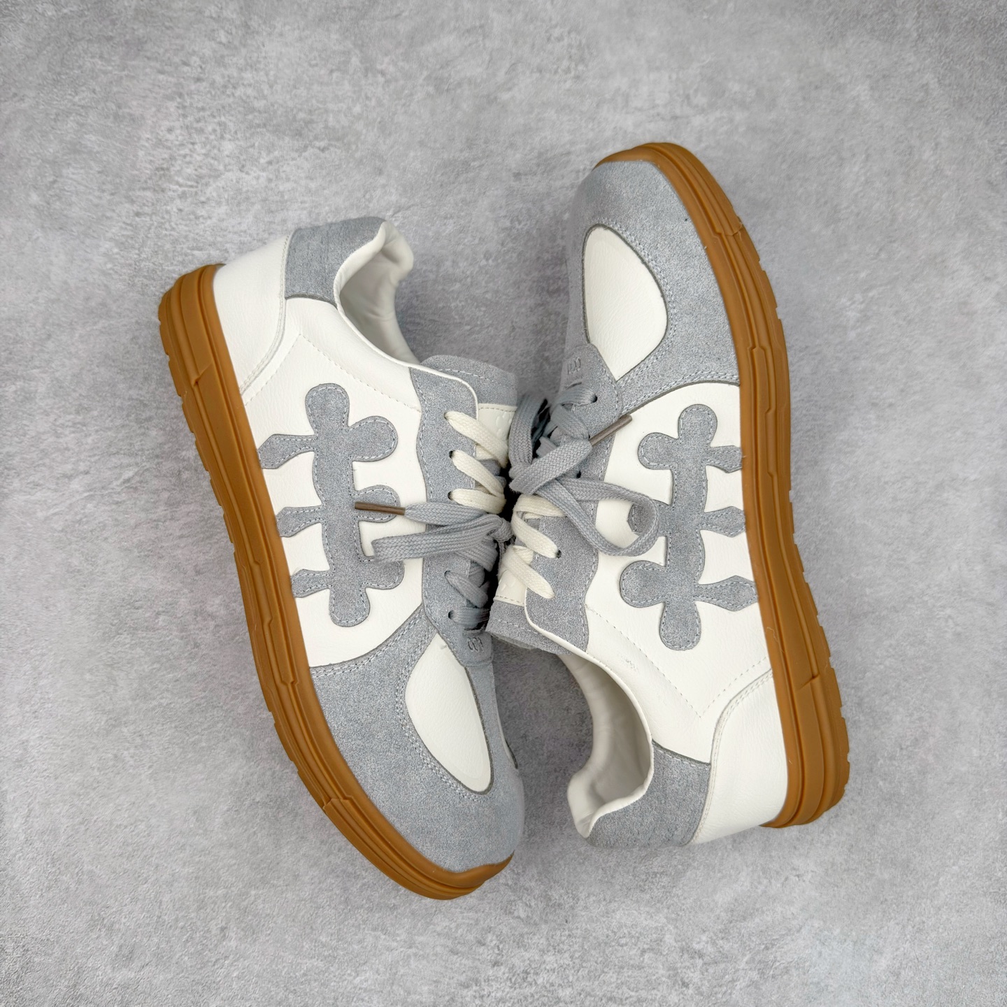 图片[3]-SHOOT BRAND｜通勤鞋柜里必备的一双灰色德训 重塑系列一号德训鞋，是SHOOT BRAND 全新推出的鞋款,在复古经典的T型鞋流行趋势中汲取灵感，以T型鞋为设计蓝本，融入品牌梅花三弄标识设计 鞋头全新品牌logo30刺绣设计，搭配鞋尾满印品牌logo细节,鞋头和鞋身部位采用立体厚板印花工艺,增强整体的复古之感 复古的主体基调,在标志性的梅花三弄logo中增添立体厚板印花垫片的设计细节 3cm增高，轻量化鞋底设计，脚感柔软舒适 鞋底整体做了防滑处理，带来耐磨性与稳定性 尺码：35-44-选品中心