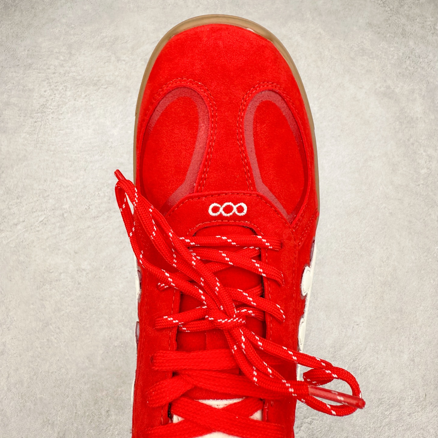 图片[4]-SHOOT BRAND｜通勤鞋柜里必备的一双灰色德训 重塑系列一号德训鞋，是SHOOT BRAND 全新推出的鞋款,在复古经典的T型鞋流行趋势中汲取灵感，以T型鞋为设计蓝本，融入品牌梅花三弄标识设计 鞋头全新品牌logo30刺绣设计，搭配鞋尾满印品牌logo细节,鞋头和鞋身部位采用立体厚板印花工艺,增强整体的复古之感 复古的主体基调,在标志性的梅花三弄logo中增添立体厚板印花垫片的设计细节 3cm增高，轻量化鞋底设计，脚感柔软舒适 鞋底整体做了防滑处理，带来耐磨性与稳定性 尺码：35-44-选品中心