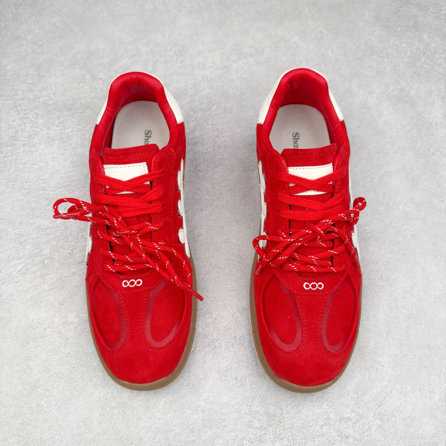 图片[2]-SHOOT BRAND｜通勤鞋柜里必备的一双灰色德训 重塑系列一号德训鞋，是SHOOT BRAND 全新推出的鞋款,在复古经典的T型鞋流行趋势中汲取灵感，以T型鞋为设计蓝本，融入品牌梅花三弄标识设计 鞋头全新品牌logo30刺绣设计，搭配鞋尾满印品牌logo细节,鞋头和鞋身部位采用立体厚板印花工艺,增强整体的复古之感 复古的主体基调,在标志性的梅花三弄logo中增添立体厚板印花垫片的设计细节 3cm增高，轻量化鞋底设计，脚感柔软舒适 鞋底整体做了防滑处理，带来耐磨性与稳定性 尺码：35-44-选品中心