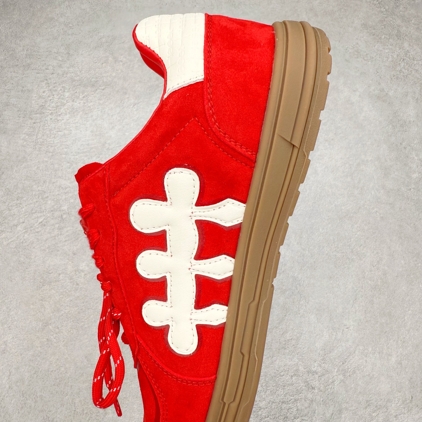 图片[7]-SHOOT BRAND｜通勤鞋柜里必备的一双灰色德训 重塑系列一号德训鞋，是SHOOT BRAND 全新推出的鞋款,在复古经典的T型鞋流行趋势中汲取灵感，以T型鞋为设计蓝本，融入品牌梅花三弄标识设计 鞋头全新品牌logo30刺绣设计，搭配鞋尾满印品牌logo细节,鞋头和鞋身部位采用立体厚板印花工艺,增强整体的复古之感 复古的主体基调,在标志性的梅花三弄logo中增添立体厚板印花垫片的设计细节 3cm增高，轻量化鞋底设计，脚感柔软舒适 鞋底整体做了防滑处理，带来耐磨性与稳定性 尺码：35-44-选品中心