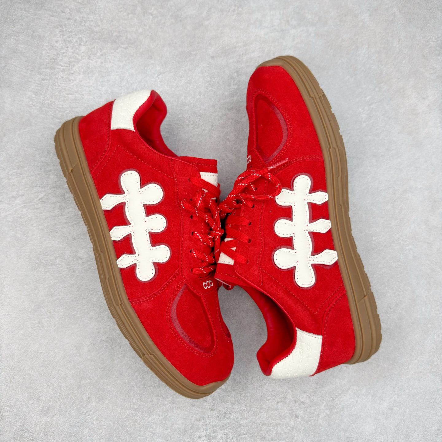 图片[3]-SHOOT BRAND｜通勤鞋柜里必备的一双灰色德训 重塑系列一号德训鞋，是SHOOT BRAND 全新推出的鞋款,在复古经典的T型鞋流行趋势中汲取灵感，以T型鞋为设计蓝本，融入品牌梅花三弄标识设计 鞋头全新品牌logo30刺绣设计，搭配鞋尾满印品牌logo细节,鞋头和鞋身部位采用立体厚板印花工艺,增强整体的复古之感 复古的主体基调,在标志性的梅花三弄logo中增添立体厚板印花垫片的设计细节 3cm增高，轻量化鞋底设计，脚感柔软舒适 鞋底整体做了防滑处理，带来耐磨性与稳定性 尺码：35-44-选品中心