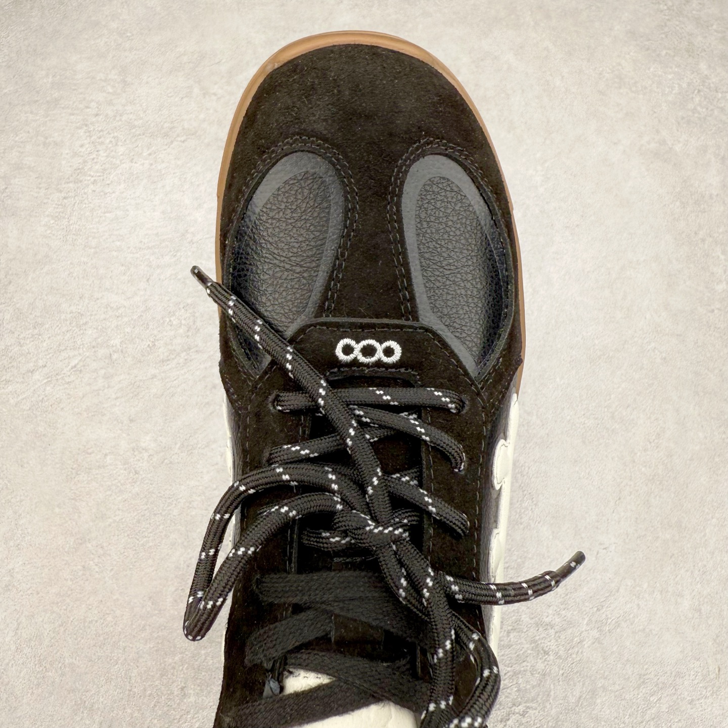 图片[4]-SHOOT BRAND｜通勤鞋柜里必备的一双灰色德训 重塑系列一号德训鞋，是SHOOT BRAND 全新推出的鞋款,在复古经典的T型鞋流行趋势中汲取灵感，以T型鞋为设计蓝本，融入品牌梅花三弄标识设计 鞋头全新品牌logo30刺绣设计，搭配鞋尾满印品牌logo细节,鞋头和鞋身部位采用立体厚板印花工艺,增强整体的复古之感 复古的主体基调,在标志性的梅花三弄logo中增添立体厚板印花垫片的设计细节 3cm增高，轻量化鞋底设计，脚感柔软舒适 鞋底整体做了防滑处理，带来耐磨性与稳定性 尺码：35-44-选品中心