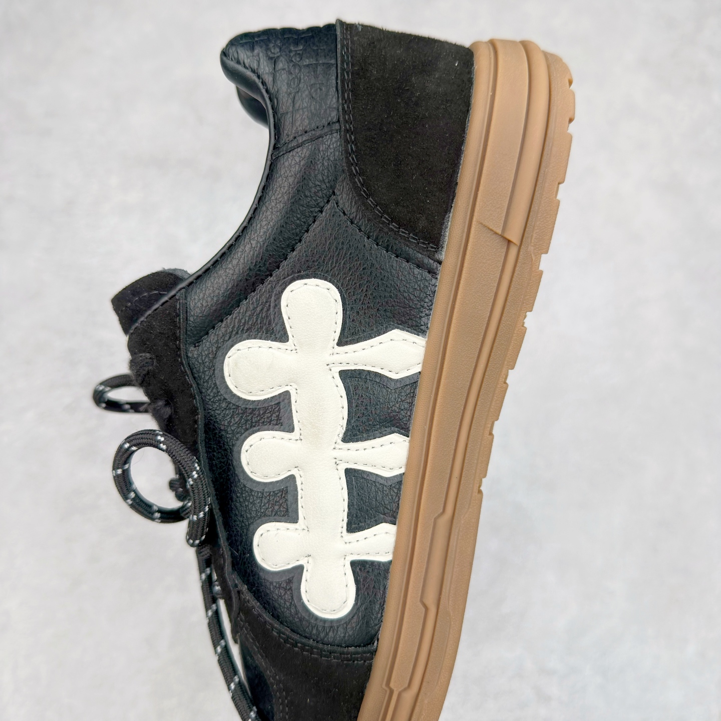 图片[7]-SHOOT BRAND｜通勤鞋柜里必备的一双灰色德训 重塑系列一号德训鞋，是SHOOT BRAND 全新推出的鞋款,在复古经典的T型鞋流行趋势中汲取灵感，以T型鞋为设计蓝本，融入品牌梅花三弄标识设计 鞋头全新品牌logo30刺绣设计，搭配鞋尾满印品牌logo细节,鞋头和鞋身部位采用立体厚板印花工艺,增强整体的复古之感 复古的主体基调,在标志性的梅花三弄logo中增添立体厚板印花垫片的设计细节 3cm增高，轻量化鞋底设计，脚感柔软舒适 鞋底整体做了防滑处理，带来耐磨性与稳定性 尺码：35-44-选品中心