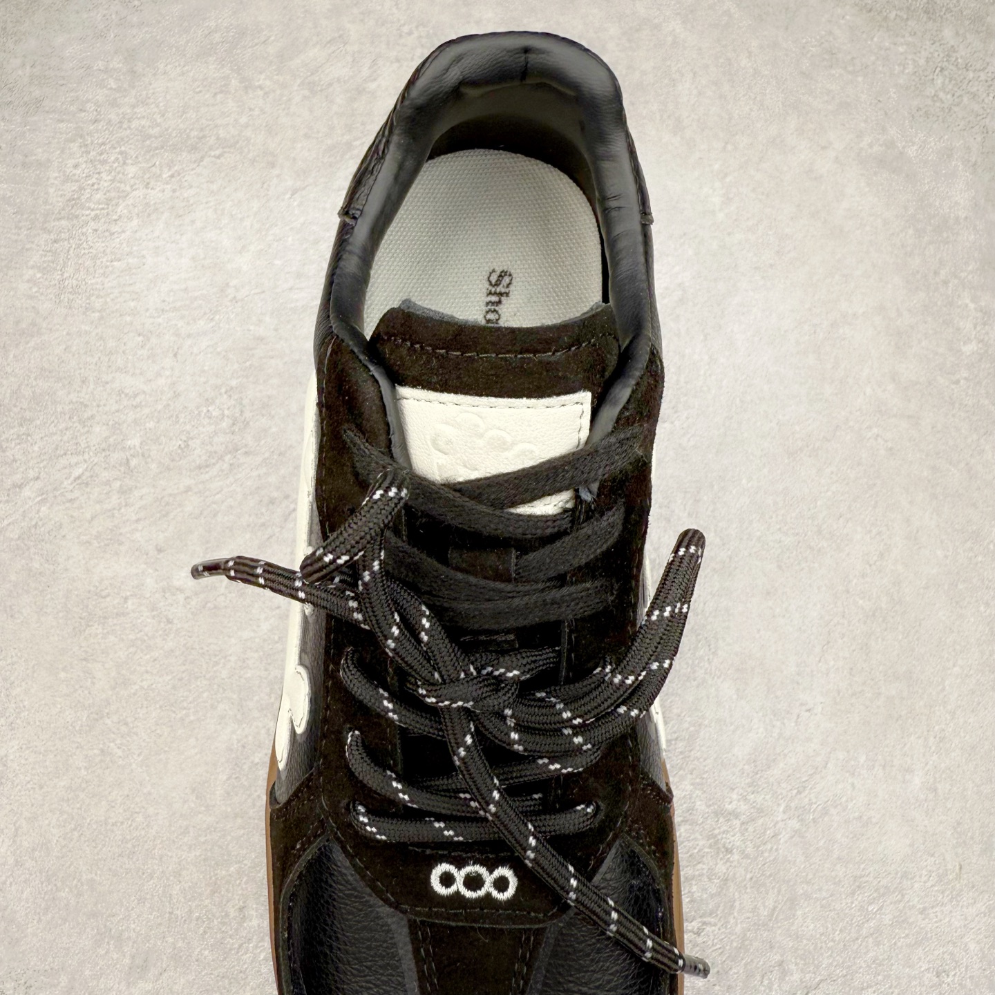 图片[5]-SHOOT BRAND｜通勤鞋柜里必备的一双灰色德训 重塑系列一号德训鞋，是SHOOT BRAND 全新推出的鞋款,在复古经典的T型鞋流行趋势中汲取灵感，以T型鞋为设计蓝本，融入品牌梅花三弄标识设计 鞋头全新品牌logo30刺绣设计，搭配鞋尾满印品牌logo细节,鞋头和鞋身部位采用立体厚板印花工艺,增强整体的复古之感 复古的主体基调,在标志性的梅花三弄logo中增添立体厚板印花垫片的设计细节 3cm增高，轻量化鞋底设计，脚感柔软舒适 鞋底整体做了防滑处理，带来耐磨性与稳定性 尺码：35-44-选品中心