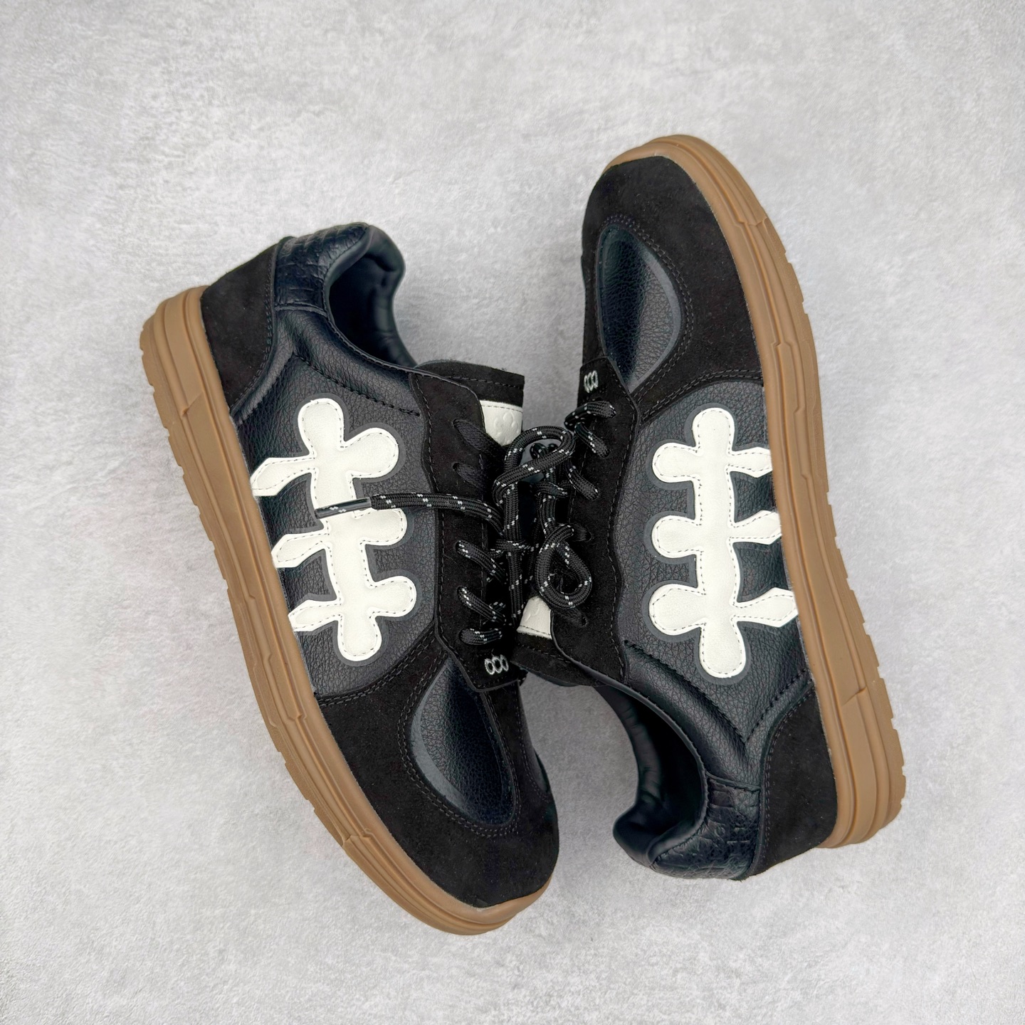 图片[3]-SHOOT BRAND｜通勤鞋柜里必备的一双灰色德训 重塑系列一号德训鞋，是SHOOT BRAND 全新推出的鞋款,在复古经典的T型鞋流行趋势中汲取灵感，以T型鞋为设计蓝本，融入品牌梅花三弄标识设计 鞋头全新品牌logo30刺绣设计，搭配鞋尾满印品牌logo细节,鞋头和鞋身部位采用立体厚板印花工艺,增强整体的复古之感 复古的主体基调,在标志性的梅花三弄logo中增添立体厚板印花垫片的设计细节 3cm增高，轻量化鞋底设计，脚感柔软舒适 鞋底整体做了防滑处理，带来耐磨性与稳定性 尺码：35-44-选品中心