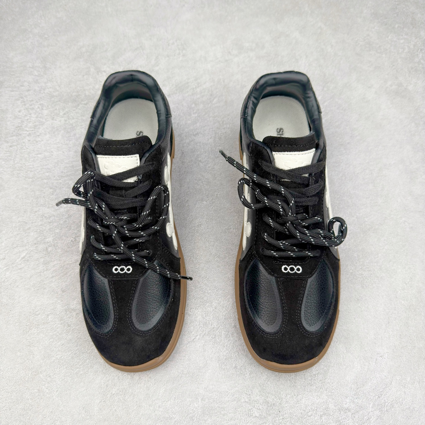 图片[2]-SHOOT BRAND｜通勤鞋柜里必备的一双灰色德训 重塑系列一号德训鞋，是SHOOT BRAND 全新推出的鞋款,在复古经典的T型鞋流行趋势中汲取灵感，以T型鞋为设计蓝本，融入品牌梅花三弄标识设计 鞋头全新品牌logo30刺绣设计，搭配鞋尾满印品牌logo细节,鞋头和鞋身部位采用立体厚板印花工艺,增强整体的复古之感 复古的主体基调,在标志性的梅花三弄logo中增添立体厚板印花垫片的设计细节 3cm增高，轻量化鞋底设计，脚感柔软舒适 鞋底整体做了防滑处理，带来耐磨性与稳定性 尺码：35-44-选品中心