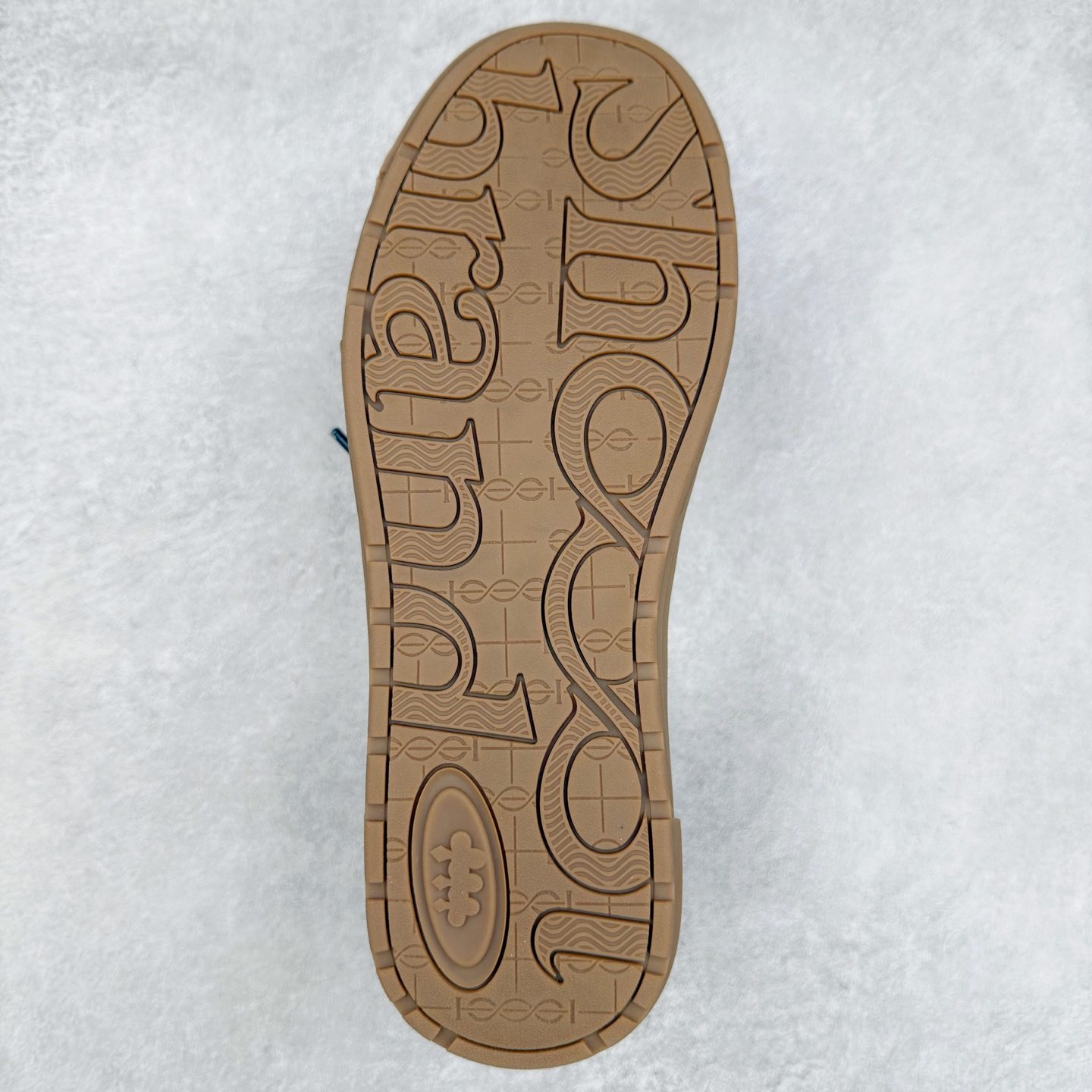 图片[9]-SHOOT BRAND｜通勤鞋柜里必备的一双灰色德训 重塑系列一号德训鞋，是SHOOT BRAND 全新推出的鞋款,在复古经典的T型鞋流行趋势中汲取灵感，以T型鞋为设计蓝本，融入品牌梅花三弄标识设计 鞋头全新品牌logo30刺绣设计，搭配鞋尾满印品牌logo细节,鞋头和鞋身部位采用立体厚板印花工艺,增强整体的复古之感 复古的主体基调,在标志性的梅花三弄logo中增添立体厚板印花垫片的设计细节 3cm增高，轻量化鞋底设计，脚感柔软舒适 鞋底整体做了防滑处理，带来耐磨性与稳定性 尺码：35-44-选品中心