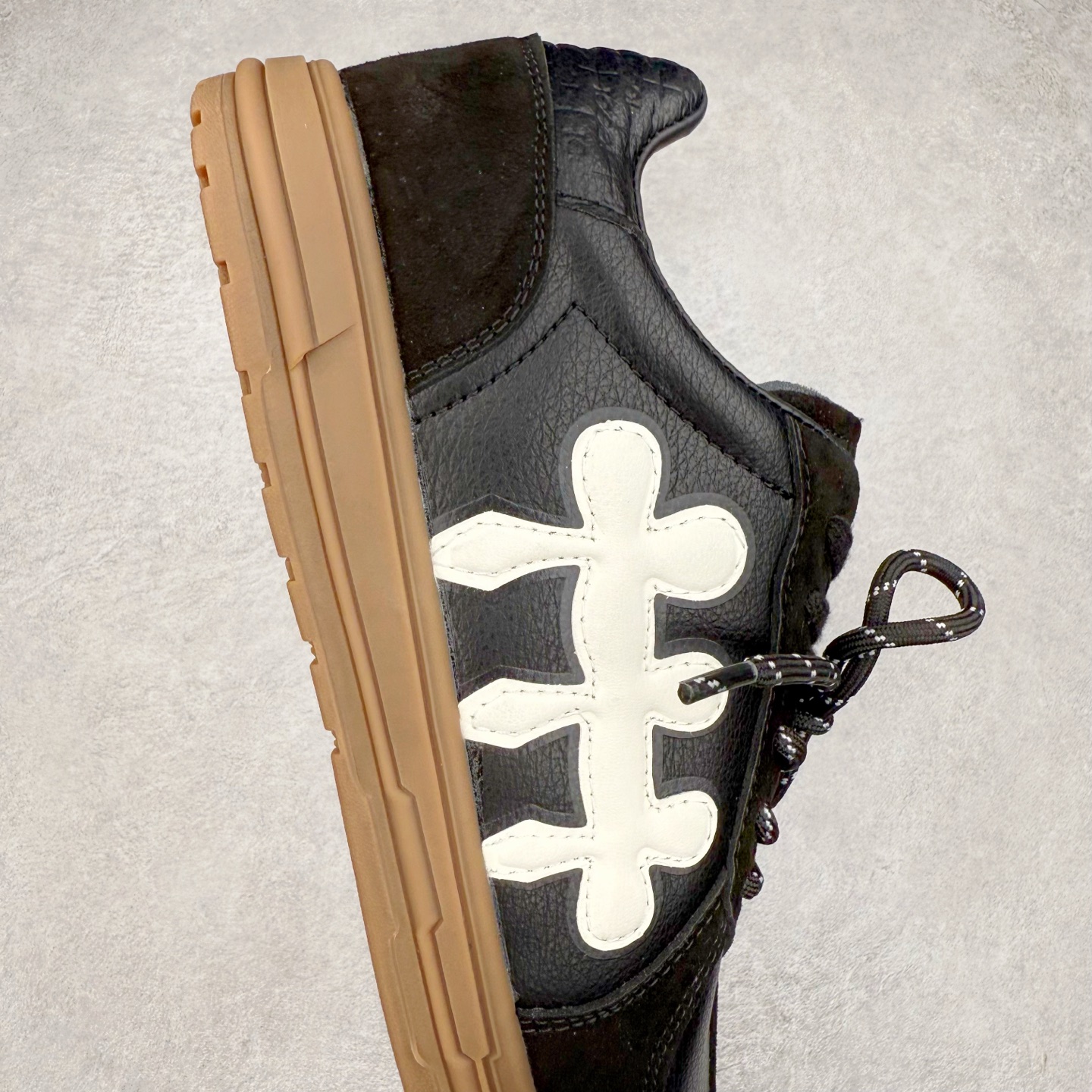 图片[6]-SHOOT BRAND｜通勤鞋柜里必备的一双灰色德训 重塑系列一号德训鞋，是SHOOT BRAND 全新推出的鞋款,在复古经典的T型鞋流行趋势中汲取灵感，以T型鞋为设计蓝本，融入品牌梅花三弄标识设计 鞋头全新品牌logo30刺绣设计，搭配鞋尾满印品牌logo细节,鞋头和鞋身部位采用立体厚板印花工艺,增强整体的复古之感 复古的主体基调,在标志性的梅花三弄logo中增添立体厚板印花垫片的设计细节 3cm增高，轻量化鞋底设计，脚感柔软舒适 鞋底整体做了防滑处理，带来耐磨性与稳定性 尺码：35-44-选品中心