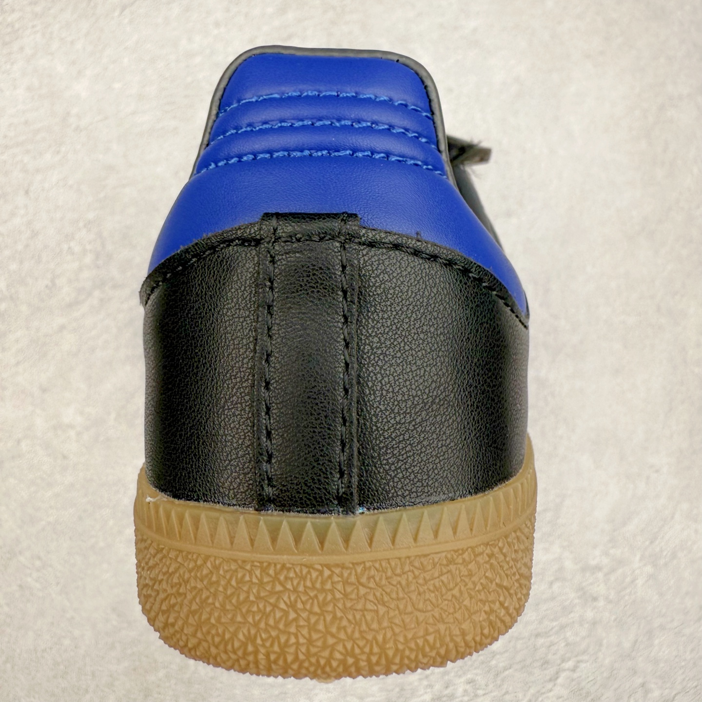 图片[8]-AD Original Samba OG 复古经典轻便板鞋 JQ5125 这款桑巴鞋展示了高质量的工艺 带有装饰的超锁缝制和无缝的手感 柔软、柔软的皮革造型和标志性的3条纹完成了精致的外观 正规合身鞋带 鞋面上有绒面鞋垫 橡胶鞋底 享受正畸套筒软感 自50年代首次亮相以来就一直在赢得粉丝的青睐 尺码：36 36.5 37.5 38 38.5 39 40 40.5 41 42 42.5 43 44 44.5 45-选品中心