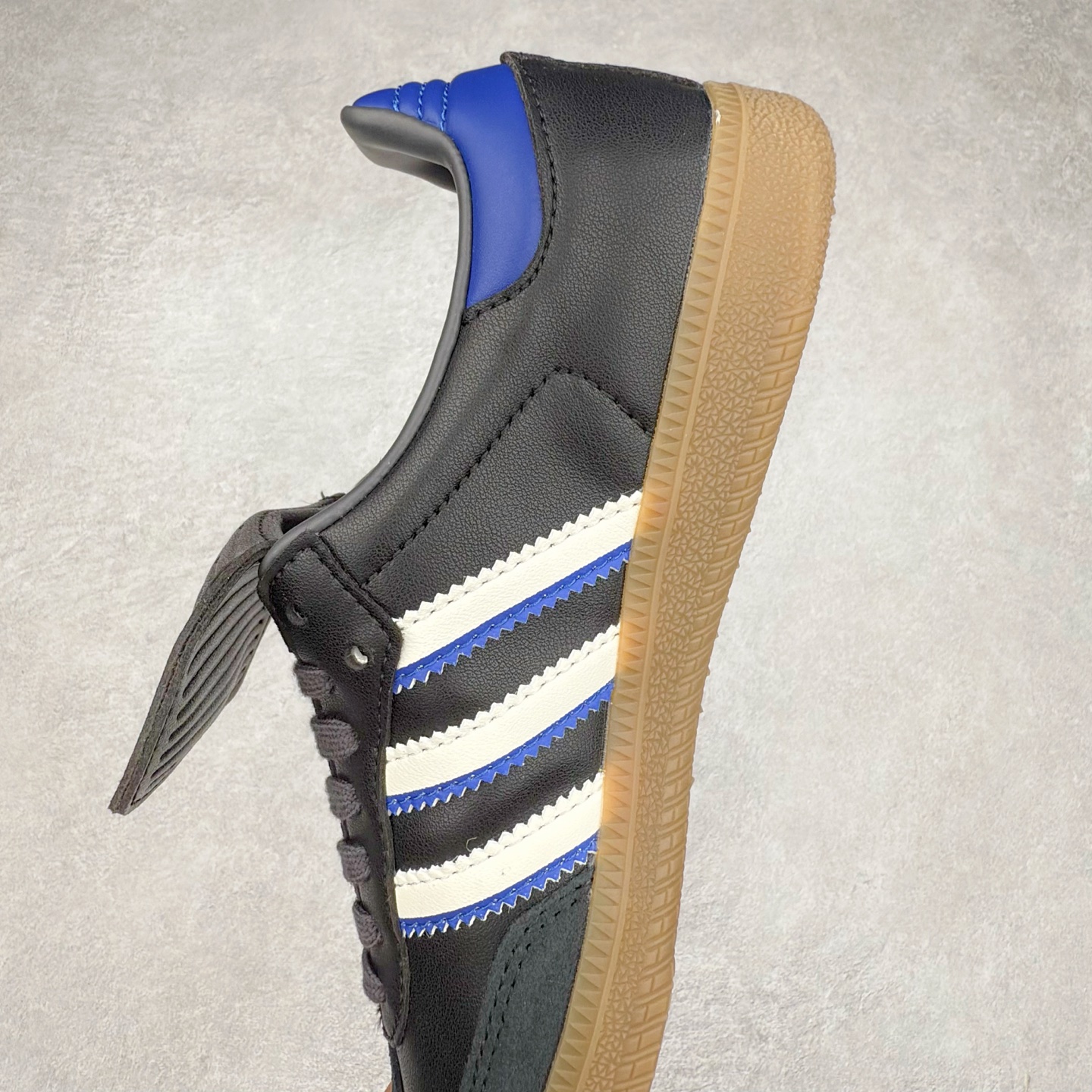 图片[7]-AD Original Samba OG 复古经典轻便板鞋 JQ5125 这款桑巴鞋展示了高质量的工艺 带有装饰的超锁缝制和无缝的手感 柔软、柔软的皮革造型和标志性的3条纹完成了精致的外观 正规合身鞋带 鞋面上有绒面鞋垫 橡胶鞋底 享受正畸套筒软感 自50年代首次亮相以来就一直在赢得粉丝的青睐 尺码：36 36.5 37.5 38 38.5 39 40 40.5 41 42 42.5 43 44 44.5 45-选品中心