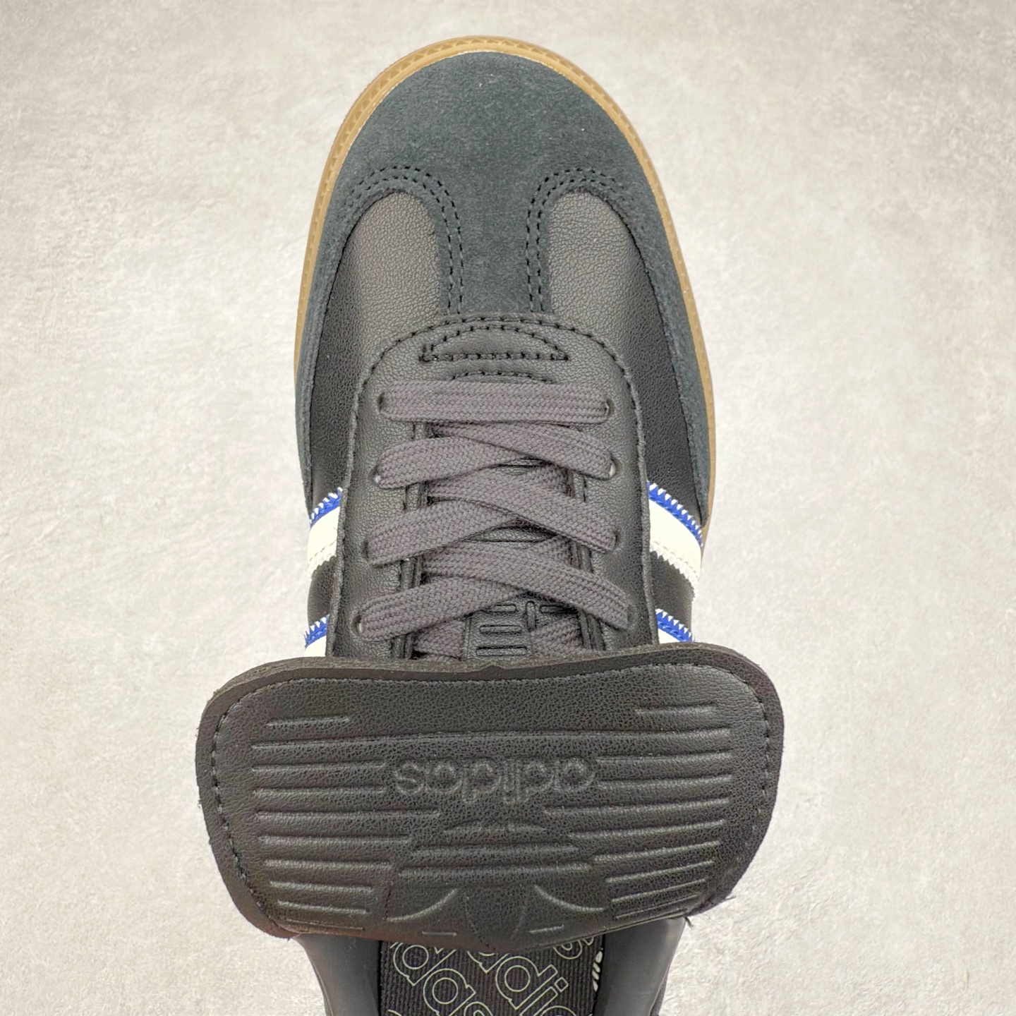 图片[4]-AD Original Samba OG 复古经典轻便板鞋 JQ5125 这款桑巴鞋展示了高质量的工艺 带有装饰的超锁缝制和无缝的手感 柔软、柔软的皮革造型和标志性的3条纹完成了精致的外观 正规合身鞋带 鞋面上有绒面鞋垫 橡胶鞋底 享受正畸套筒软感 自50年代首次亮相以来就一直在赢得粉丝的青睐 尺码：36 36.5 37.5 38 38.5 39 40 40.5 41 42 42.5 43 44 44.5 45-选品中心