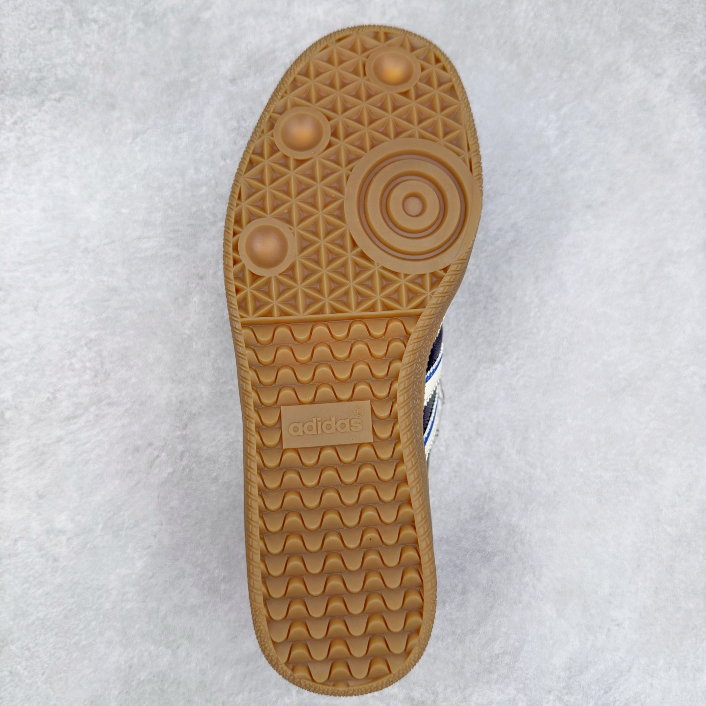 图片[9]-AD Original Samba OG 复古经典轻便板鞋 JQ5125 这款桑巴鞋展示了高质量的工艺 带有装饰的超锁缝制和无缝的手感 柔软、柔软的皮革造型和标志性的3条纹完成了精致的外观 正规合身鞋带 鞋面上有绒面鞋垫 橡胶鞋底 享受正畸套筒软感 自50年代首次亮相以来就一直在赢得粉丝的青睐 尺码：36 36.5 37.5 38 38.5 39 40 40.5 41 42 42.5 43 44 44.5 45-选品中心