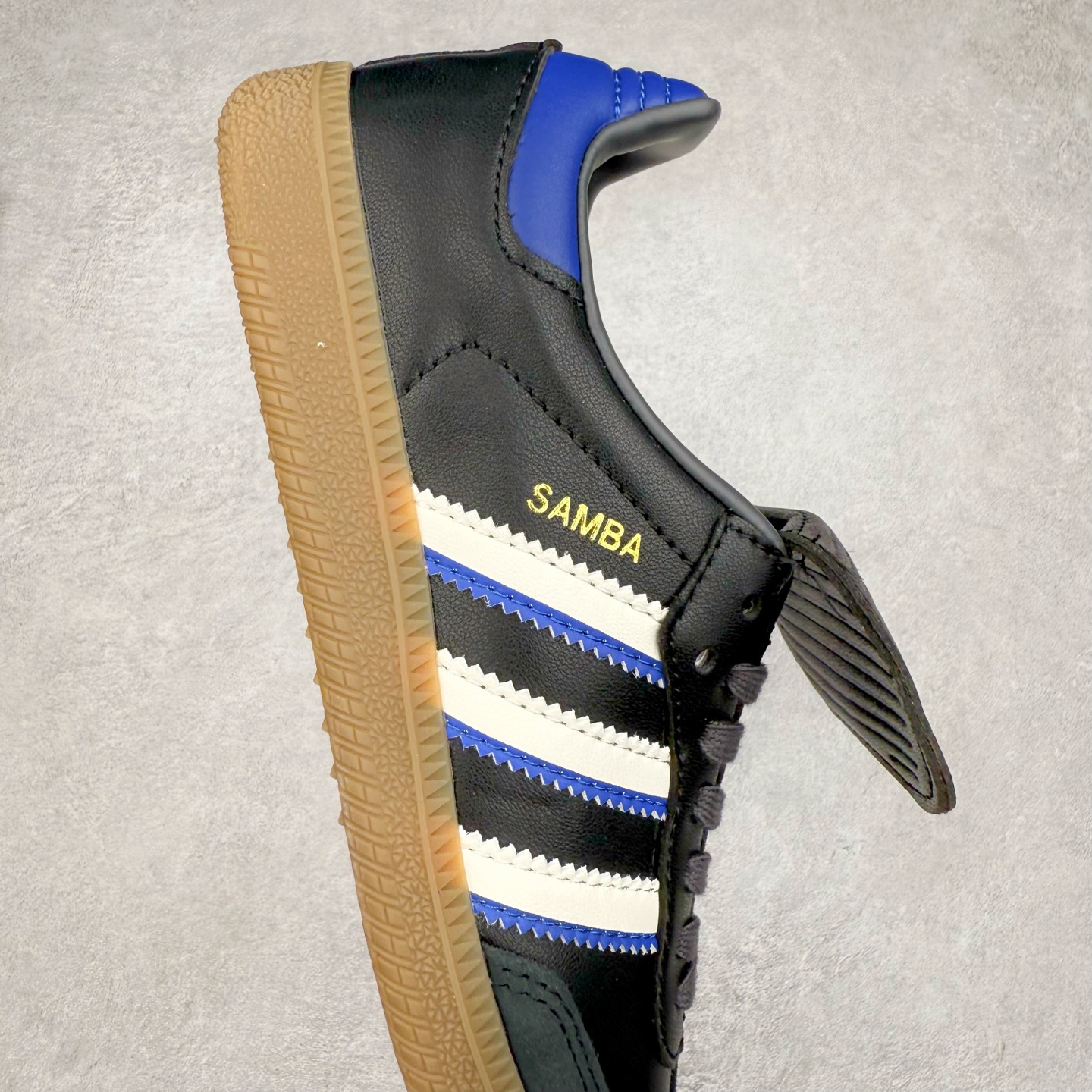 图片[6]-AD Original Samba OG 复古经典轻便板鞋 JQ5125 这款桑巴鞋展示了高质量的工艺 带有装饰的超锁缝制和无缝的手感 柔软、柔软的皮革造型和标志性的3条纹完成了精致的外观 正规合身鞋带 鞋面上有绒面鞋垫 橡胶鞋底 享受正畸套筒软感 自50年代首次亮相以来就一直在赢得粉丝的青睐 尺码：36 36.5 37.5 38 38.5 39 40 40.5 41 42 42.5 43 44 44.5 45-选品中心