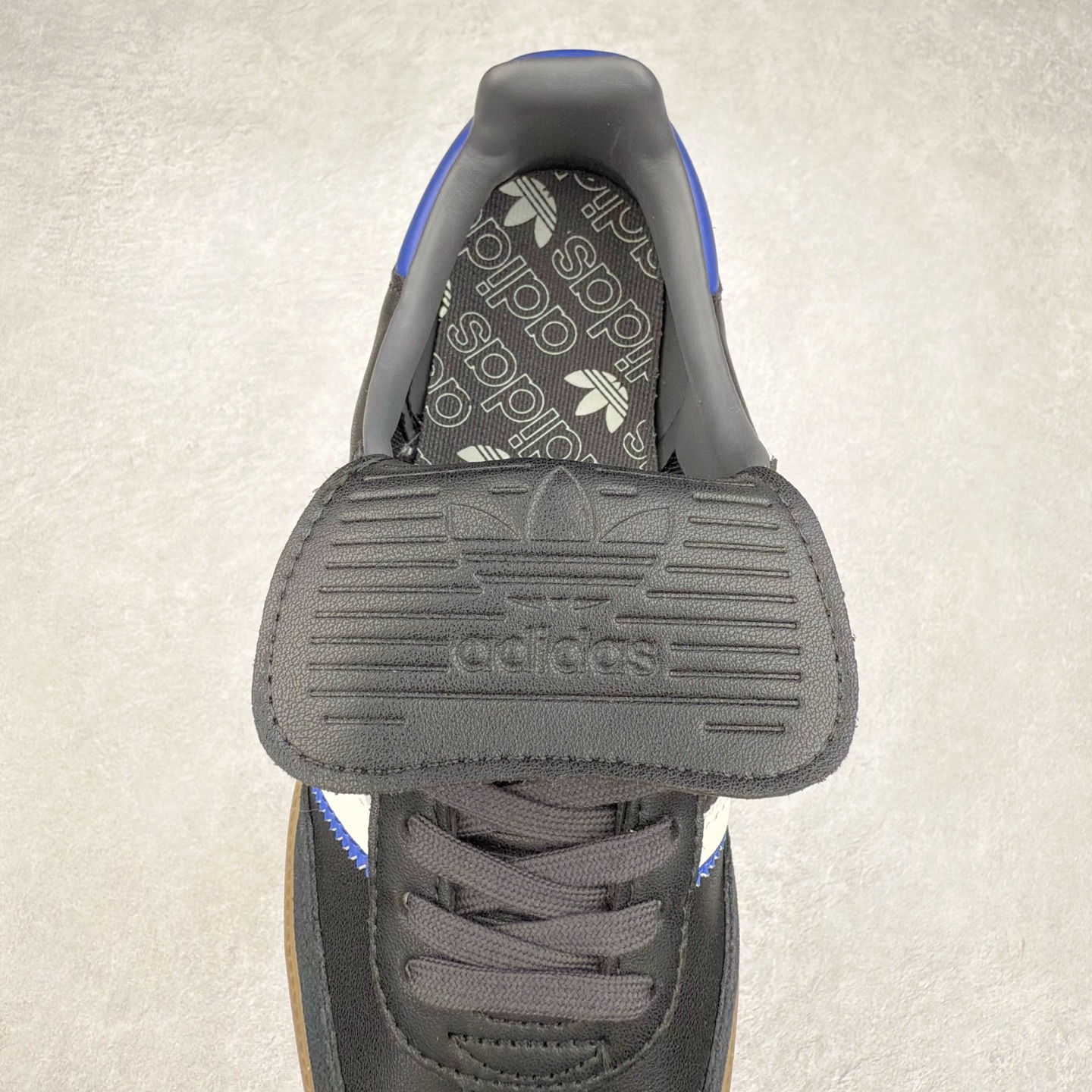 图片[5]-AD Original Samba OG 复古经典轻便板鞋 JQ5125 这款桑巴鞋展示了高质量的工艺 带有装饰的超锁缝制和无缝的手感 柔软、柔软的皮革造型和标志性的3条纹完成了精致的外观 正规合身鞋带 鞋面上有绒面鞋垫 橡胶鞋底 享受正畸套筒软感 自50年代首次亮相以来就一直在赢得粉丝的青睐 尺码：36 36.5 37.5 38 38.5 39 40 40.5 41 42 42.5 43 44 44.5 45-选品中心